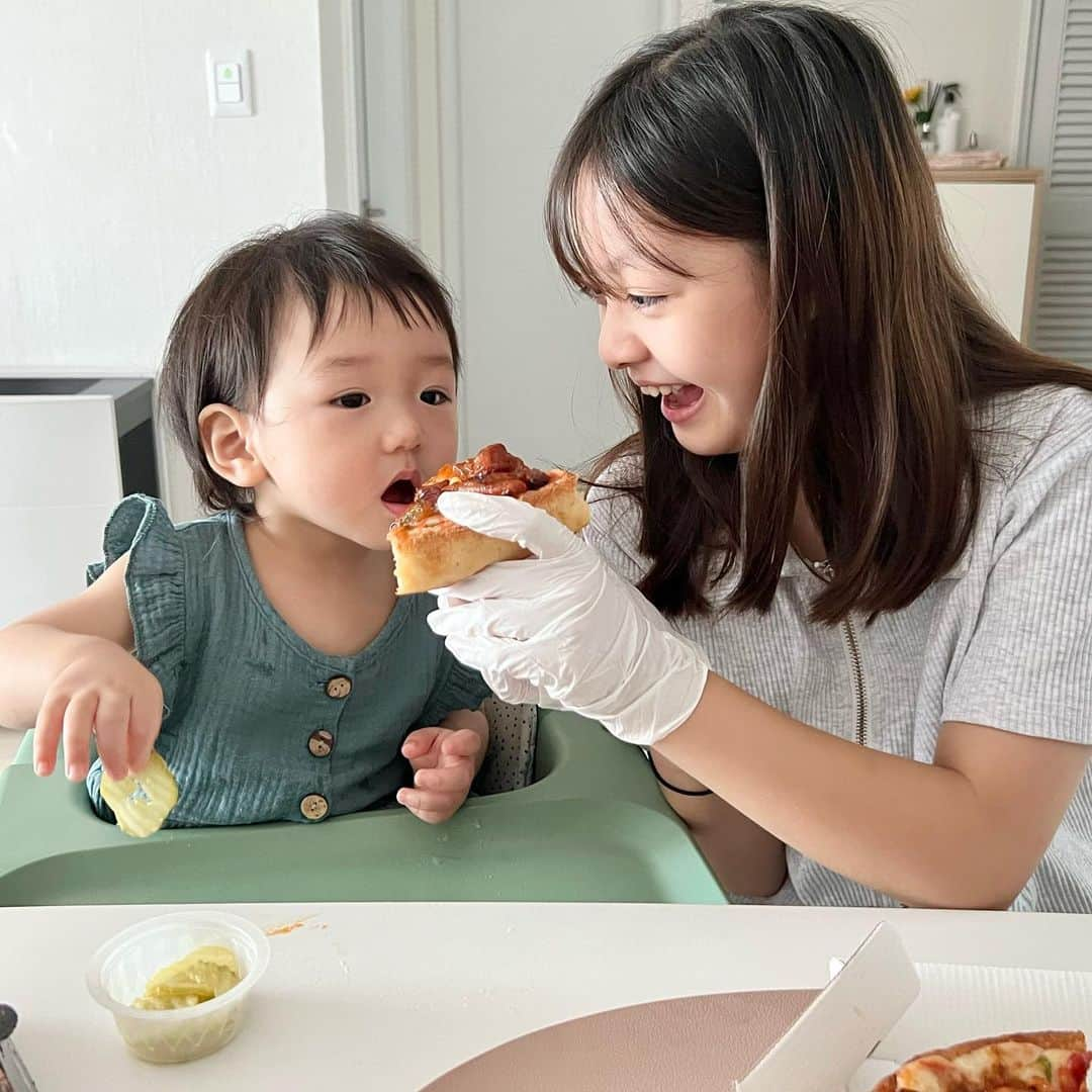 ジェウンさんのインスタグラム写真 - (ジェウンInstagram)「나른해지고싶은 주말오후, 더위에 지치다보니 음식차리기도 힘이들어 오늘은 피자헛 시켜먹었습니다😆  다가올 말복인 8월 15까지, 딱 한달동안만 맛볼수있다는 올 여름 한정메뉴인 '순살가득피자닭'을 맛보았어용🍕 토핑이 너무 풍성해서, 흘러내림 주의!!! 포크로 순살치킨 콕콕 찍어먹고 잘라서먹으니 딱 좋더라구요👍🏻  그릇 형태의 독특한 도우에 바베큐향 순살치킨🍗 14조각과 구운 마늘🧄 그리고 상큼한 파인애플을🍍 담은 시카고식 딥디쉬(Deep Dish) 피자로 여름 복날에 즐기기 제격인것같아요😍  도우도 도톰하고 토핑 가득가득해서 포만감도 최고😋 아직 피자는 못먹는 베이비로윤이는 도우 떼다주니 잘먹던데.. 얼른좀더커서 같이 피자먹자🥰  그리고 주문하실때! 피자헛 회원가입을 하시면 콜라 1.25L 쿠폰과 리치 치즈 파스타 쿠폰 및 각종 할인 쿠폰을 제공받을수도있고, 골드 및 VIP 등급으로의 승격도 어렵지 않고 포인트 적립도 가능하다고해요🙌🏻🎁  #광고 #재은 #로윤 #피자헛 #피자헛신메뉴 #순살가득피자닭 #초복 #복날음식 #피자헛메뉴추천 @pizzahutkorea」7月24日 21時50分 - jaen_mom