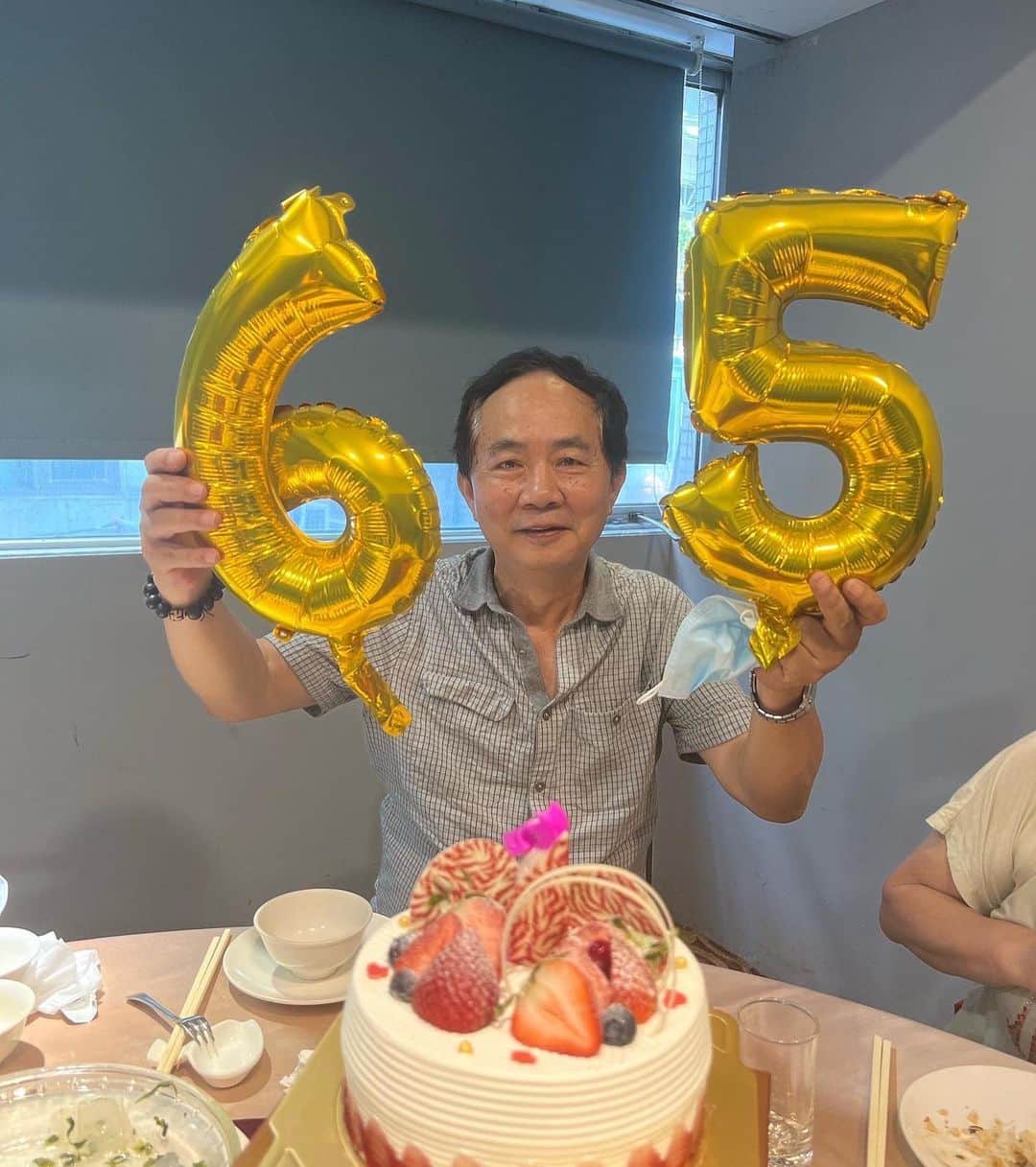 辜莞允（Nono Ku）さんのインスタグラム写真 - (辜莞允（Nono Ku）Instagram)「我爸說： 65歲的氣球留下來 明年吹給你媽！  爸爸生日快樂🧡要一直這麼健康快樂平安！」7月24日 22時00分 - nolovehowll