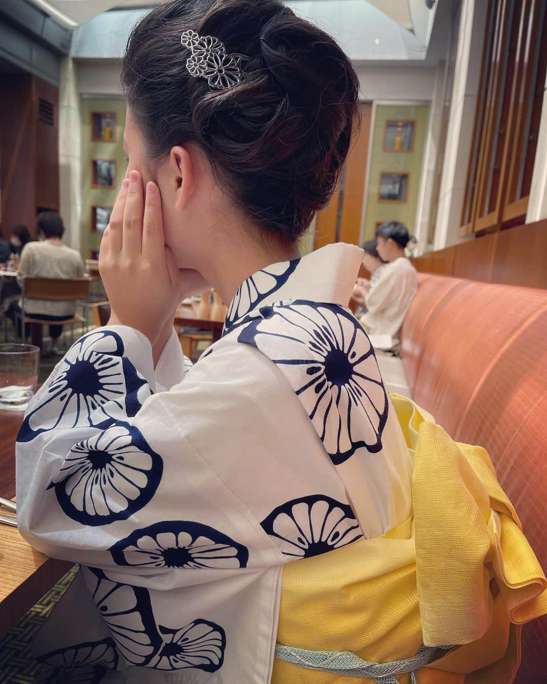三浦瑠麗さんのインスタグラム写真 - (三浦瑠麗Instagram)「きょうは夏芭蕉のきものでおでかけ。 娘は輪切りのレモンを大きく染め抜いた浴衣。 ちいさいのに趣味が渋いね。」7月24日 22時17分 - lullymiura