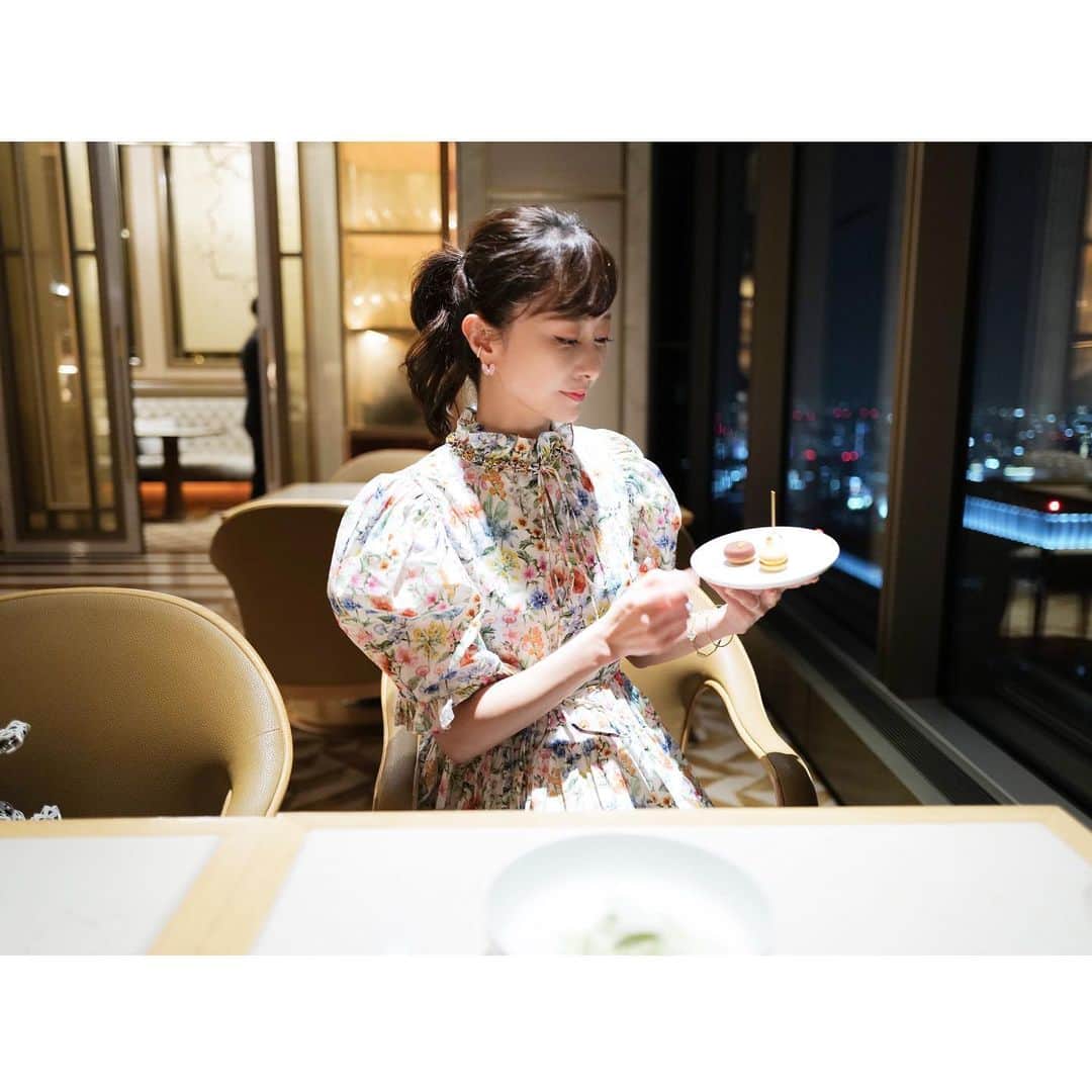 石井美保さんのインスタグラム写真 - (石井美保Instagram)「大好きな2人がお祝いしてくれた💗est @esttokyo の夜 アスティエのNARA(奈良)のキャンドル、ウッディ系の大好きな香りだった。猫のお皿は何に使おう😆」7月24日 22時31分 - miho_ishii
