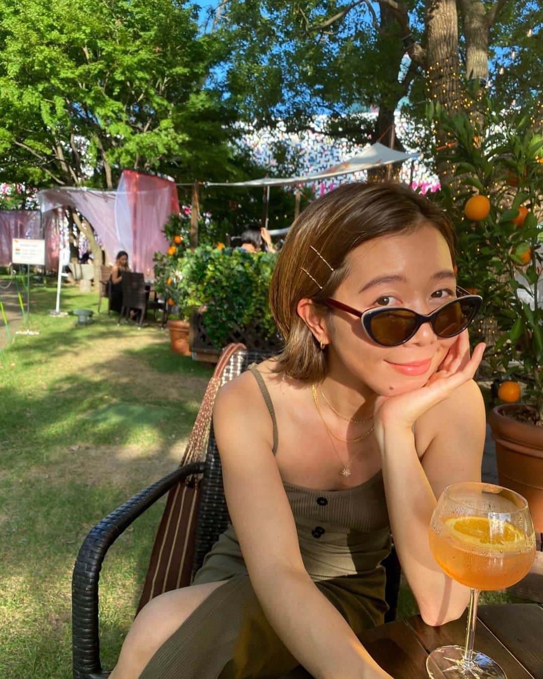 Lisa Halimさんのインスタグラム写真 - (Lisa HalimInstagram)「🍊🐪🏜🌿 東京の緑がある所、おちつくぅ🌼 私の目につきささったローズマリーは 母が「いいにおい😮‍💨」って言って 家まで持って帰ってきてた。 平和だな。」7月24日 23時21分 - lisahalim