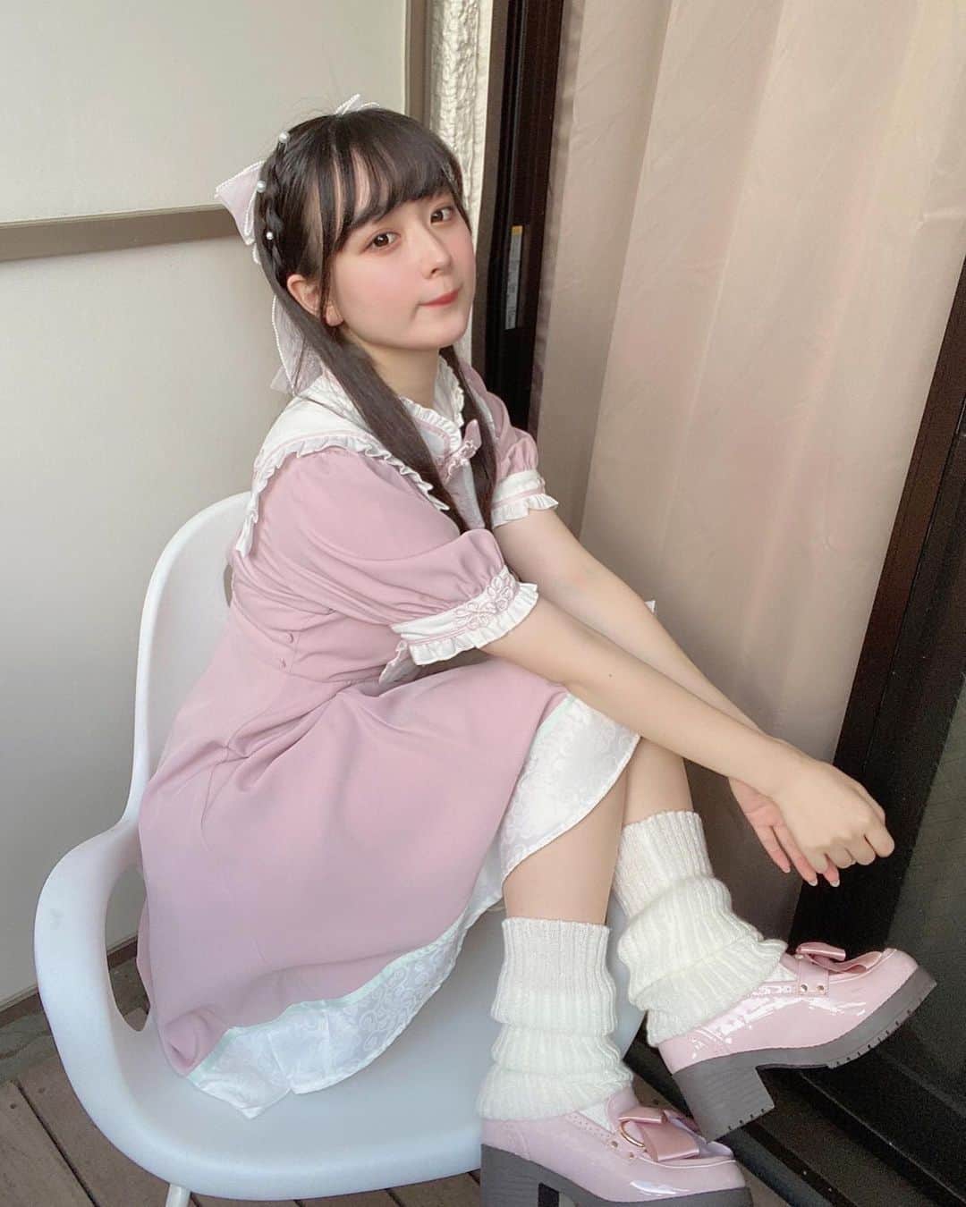 高田ももさんのインスタグラム写真 - (高田ももInstagram)「. きゅるりん . かしこ . #高田もも #かしこってなに #かしこ #instagood #instagram #リボン #ビックリボン #ビッグリボン #pink #pinkoutfit #ワンピース #amavel #ルーズソックス #パール #ロングヘア」7月24日 23時44分 - momo_yubi