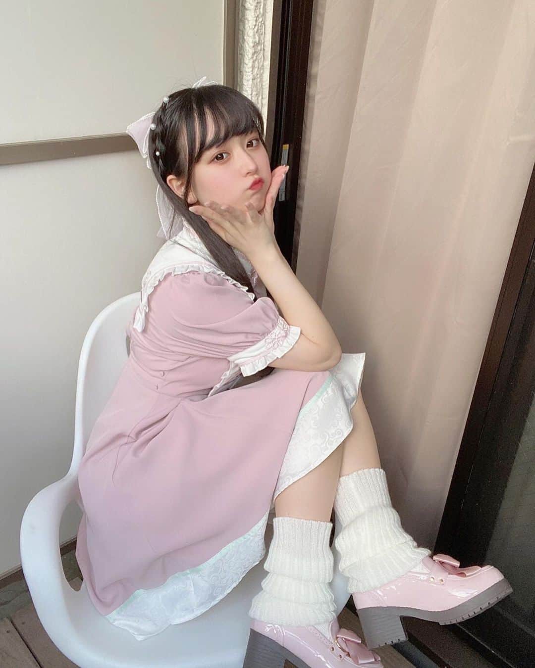 高田ももさんのインスタグラム写真 - (高田ももInstagram)「. きゅるりん . かしこ . #高田もも #かしこってなに #かしこ #instagood #instagram #リボン #ビックリボン #ビッグリボン #pink #pinkoutfit #ワンピース #amavel #ルーズソックス #パール #ロングヘア」7月24日 23時44分 - momo_yubi
