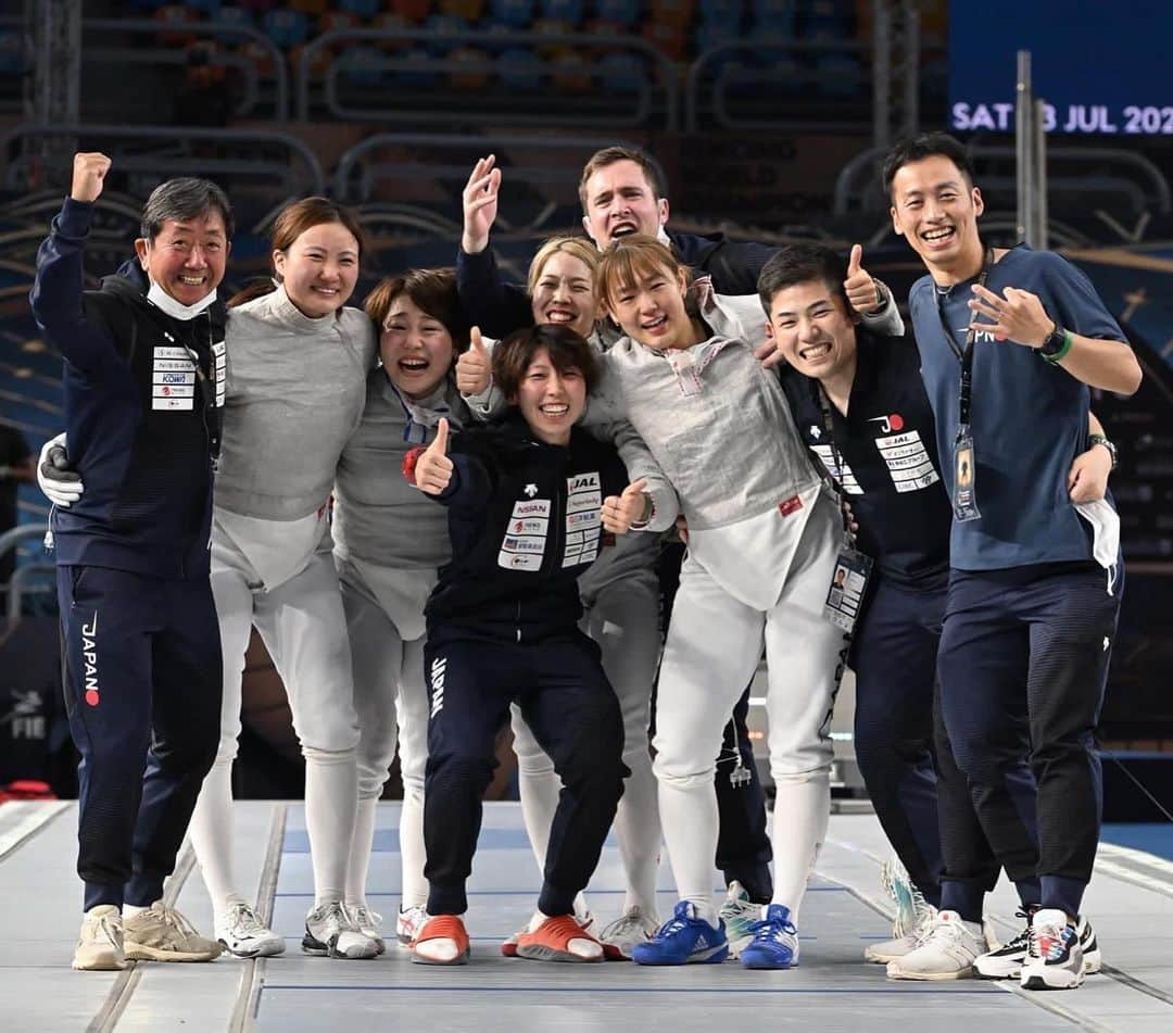 江村美咲さんのインスタグラム写真 - (江村美咲Instagram)「世界選手権大会🇪🇬 個人戦:優勝🥇/団体戦:3位🥉 ⁡ 過去最高のシーズンの締めくくりとなりました…。 数年前の自分には想像もできなかったと思います。 ⁡ このシーズンが始まってから、海外遠征や合宿がほとんどで、その間にも色々なことがあって、心身共にギリギリの状態で戦っていた事もありました。 ⁡ 家族やチームメイトの支え、皆様からの応援があったから最後まで踏ん張れたと思います。 本当に本当にありがとうございました!!!!!!🥲🫶🏻 ⁡ みんなで勝ち取ったメダル、本当に嬉しいです😭 ⁡ 一度リフレッシュして、来シーズンは今以上に進化した日本チームでまた挑みましょう✊🏻🇯🇵 本っっ当にお疲れ様でした👏🏻 ⁡ これから日本に帰国します✈︎ ⁡  📷 @augusto280766  @bizziteamofficial @fencing_fie  ⁡ 個人スポンサー▽ #立飛ホールディングス #エアウォーター #オリエンタル酵母工業 #明治安田生命 #日の丸交通 #eurekadiamondsjapan ⁡ 協会スポンサー▽ #JAL #NISSAN #SLcreations #キンライサー #KOWA #やまや #長谷工グループ #トレンドマイクロ #三洋紙業  #デサント #GTEC #協和発酵バイオ  #プロパティーエージェント #共同カイテック #うなぎ四代目菊川 ⁡ #フェンシング#𝖿𝖾𝗇𝖼𝗂𝗇𝗀#アスリート#𝖺𝗍𝗁𝗅𝖾𝗍𝖾#スポーツ#𝗌𝗉𝗈𝗋𝗍𝗌」7月25日 2時05分 - emura_misaki