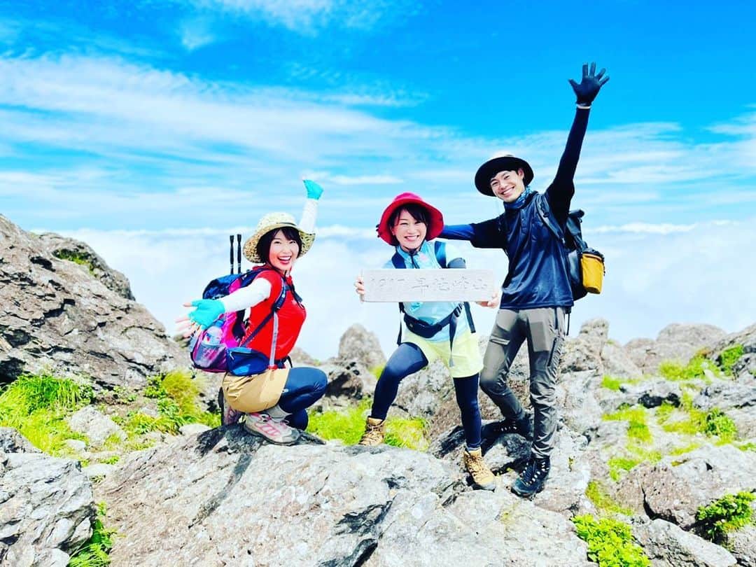 大隅智子さんのインスタグラム写真 - (大隅智子Instagram)「1917mの北上山地の早池峰山に、ななちゃんたちと登頂！ 頂上は晴れ間が出たので、雲海を見ることができました。 北上山地の美しさに感動！ ほぼ岩を登ります。 ハシゴは登るより降りる方が怖かったです。 ずっと楽しく登れました。 アブは少なかったのですが、代わりにトンボが多かったです。 花も多く、人気の山で、人も多かったです。 #早池峰 #早池峰山　 #北上山地 #岩 #岩手 #夏山」7月25日 7時09分 - tomokotenki