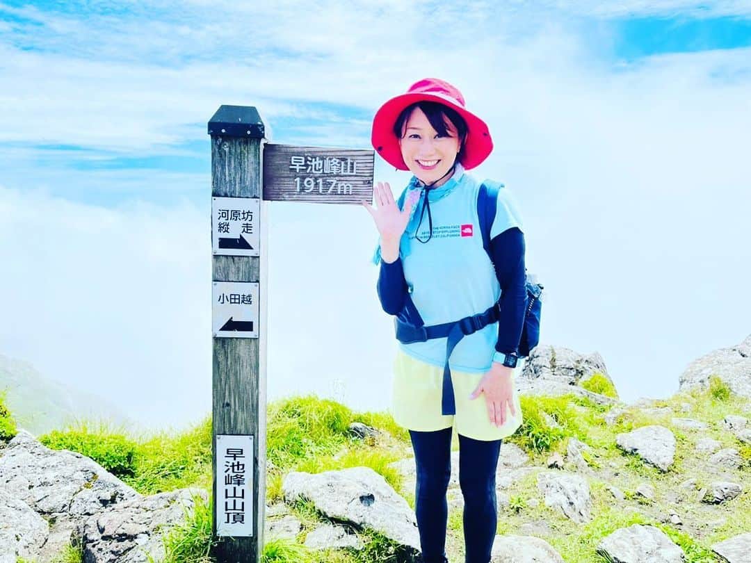 大隅智子さんのインスタグラム写真 - (大隅智子Instagram)「1917mの北上山地の早池峰山に、ななちゃんたちと登頂！ 頂上は晴れ間が出たので、雲海を見ることができました。 北上山地の美しさに感動！ ほぼ岩を登ります。 ハシゴは登るより降りる方が怖かったです。 ずっと楽しく登れました。 アブは少なかったのですが、代わりにトンボが多かったです。 花も多く、人気の山で、人も多かったです。 #早池峰 #早池峰山　 #北上山地 #岩 #岩手 #夏山」7月25日 7時09分 - tomokotenki