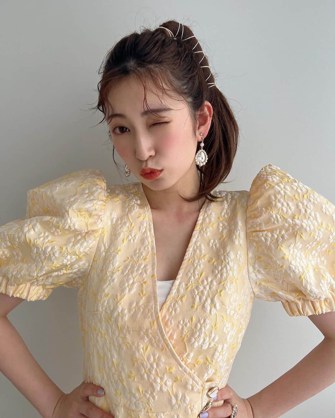 吉田朱里さんのインスタグラム写真 - (吉田朱里Instagram)「@ray.magazine  Rayの撮影でよく黄色着せてもらうようになってから自分でも黄色のお洋服買うようになった💛🤍 いつも撮影では新しい発見があるのです🤍🤍」7月25日 9時34分 - _yoshida_akari
