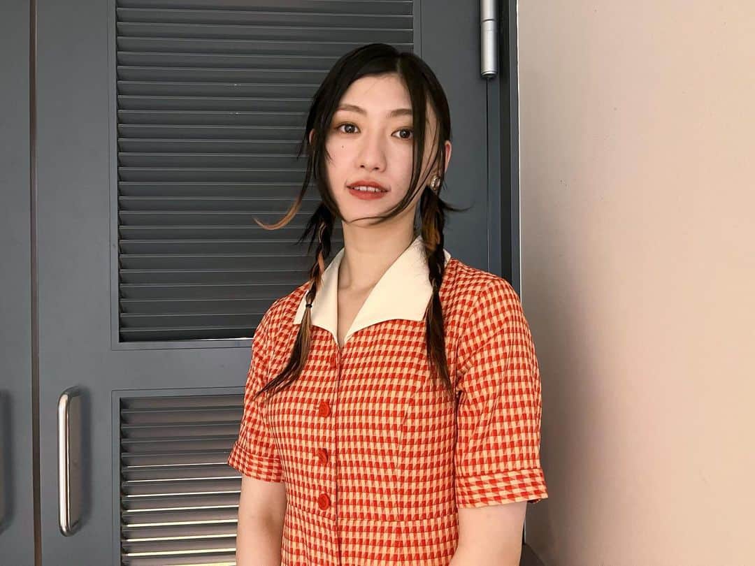 小林歌穂さんのインスタグラム写真 - (小林歌穂Instagram)「レトロに憧れて、、、の前に髪の毛に何があったんだよ？（3枚目） ⁡ ⁡ #レトロ女子#絶妙な表情で#こっちみんな#あはは」7月25日 10時45分 - kobayashi_kaho_official