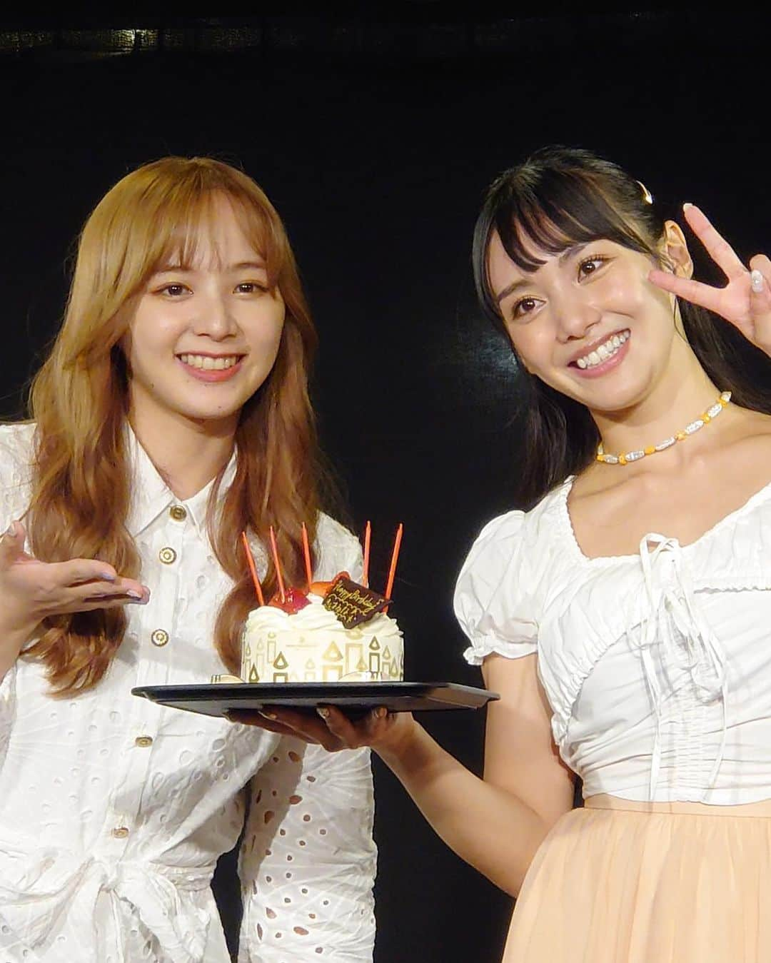 長谷川晴奈さんのインスタグラム写真 - (長谷川晴奈Instagram)「7月17日開催の　#はせはる生誕祭2022 にお越しくださったSunnyの皆さんありがとうございました😊  投稿遅れてすいません しばらくバタバタしておりようやくの投稿になります😥   1部と2部で どちらも違う内容で開催致しました！ 貴重なお休みに私にお時間を作ってくださり、ありがとうございました🥹 Sunnyのみんなや初対面の方もいらっしゃったりして直接お話し出来て良かったです🤍 そしてプレゼントやお手紙も開封して全て読ませて頂きました！ 温かい応援のお言葉に心がとってもほっこりしました。さすが私の太陽です🌞 もっと頑張ろうと思えました。🥹 プレゼントは全部使わせて頂いてます！笑 入浴剤、ヘアケア、パジャマ、造花、お菓子、化粧品、皆さんセンス最高です！笑✨ 選んでくださってありがとうございます🙇🏻‍♀️ 大切に使わせて頂きます🤍  スタンド花は私の大好きなお花の種類ばかりでとってもテンションが上がりました！ めちゃくちゃ嬉しかったです🥹 持ち帰って花瓶にいれてしばらく飾っておりました🌻 先日、枯れてしまいましたが1週間以上持たせれたので良かったです☺️  直接お話も出来て歌を歌う事も出来て １つ目標を達成出来ましたが、歌に関してはまだまだ鍛えなくてはいけないと今回やってみて思ったのでもっと頑張りたいです😤  それとグッズも沢山購入して下さりありがとうございました🤍 気に入ってもらえると幸いです😌 Tシャツやタオルなどはイベント時に持ってきてアピールして下さるとなお嬉しいです！笑 来れなかった方用に事後物販も検討しているのでもうしばらくお待ちくださいね☺️  生誕祭を実現できたのは応援してくださっているSunnyの皆さんのおかげです🤍 本当にありがとうございます😊 これからも一緒に夢を叶えていきたいと思うので引き続き応援よろしくお願い致します🌻  では、ここまで👋🏻 #生誕祭　#誕生日　#バースデーイベント　#ライブ　#ミニライブ　#歌唱ライブ　#トークライブ　#ビンゴ大会　#ゲーム大会　#プレゼント　#景品　#スタンド花　#ひまわり　#夏　#夏生まれ　#南国生まれ」7月25日 11時04分 - haruna_hasegawa71