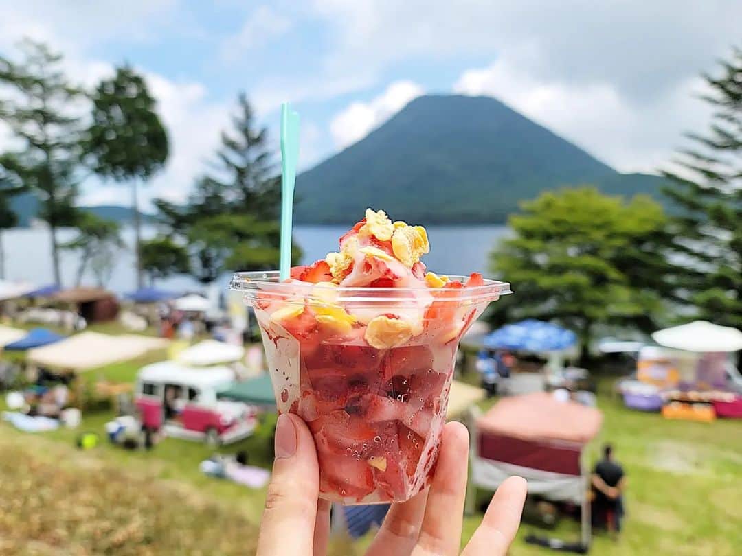 石関友梨さんのインスタグラム写真 - (石関友梨Instagram)「榛名湖のハルナマルシェ⁡ ⁡⁡ ⁡下界は猛暑だったけど山はめっちゃくちゃ涼しかった⁡ ⁡⁡ ⁡風邪もだいぶ治ってきて⁡ ⁡後は濃厚鼻水がおさまればって⁡ ⁡とこまで回復⁡です✌️⁡⁡ ⁡⁡ ⁡ひっっさしぶりに出かけられて⁡ ⁡ハピハピすぎました🍀⁡ ⁡⁡ 榛名湖で⁡イベントやってて⁡ ⁡苺けずりのかき氷とかさばサンドとか⁡⁡ ⁡⁡ 今まで風邪で喉をやられ味覚⁡変だったけど⁡ ⁡ 久しぶりに⁡⁡ ⁡美味しいものを美味しく食べれて⁡ ⁡ハピハピ🍀⁡⁡ ⁡ ⁡ #榛名湖 #ハルナマルシェ #夏風邪静養中」7月25日 11時45分 - yurimorico