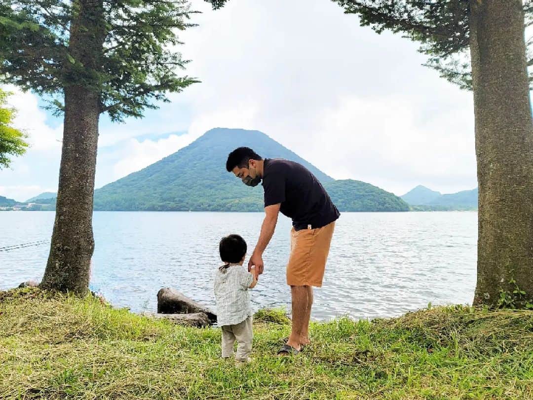 石関友梨さんのインスタグラム写真 - (石関友梨Instagram)「榛名湖のハルナマルシェ⁡ ⁡⁡ ⁡下界は猛暑だったけど山はめっちゃくちゃ涼しかった⁡ ⁡⁡ ⁡風邪もだいぶ治ってきて⁡ ⁡後は濃厚鼻水がおさまればって⁡ ⁡とこまで回復⁡です✌️⁡⁡ ⁡⁡ ⁡ひっっさしぶりに出かけられて⁡ ⁡ハピハピすぎました🍀⁡ ⁡⁡ 榛名湖で⁡イベントやってて⁡ ⁡苺けずりのかき氷とかさばサンドとか⁡⁡ ⁡⁡ 今まで風邪で喉をやられ味覚⁡変だったけど⁡ ⁡ 久しぶりに⁡⁡ ⁡美味しいものを美味しく食べれて⁡ ⁡ハピハピ🍀⁡⁡ ⁡ ⁡ #榛名湖 #ハルナマルシェ #夏風邪静養中」7月25日 11時45分 - yurimorico