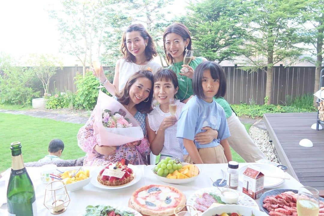 Mai Wakimizuさんのインスタグラム写真 - (Mai WakimizuInstagram)「昨夜はmariちゃん邸にお呼ばれしてgarden partyでした＼(^o^)／お家に着くと完璧に準備がされていて、私はただ座って食べて飲んで騒いで楽しむだけ。(何様。笑)更にはお花やケーキまで用意してくれていてとにかく至れり尽くせりでした（；＿；）♡ayuちゃんは何度も何度もお腹の赤ちゃんとお話ししてくれてた♡2枚目の貴重な家族ショット、息子は安定の白目。笑 絶景を見ながら可愛い子供たちとワンちゃんに囲まれて、とりあえず最高でしかない夜でした♡ #homeparty#gardenparty」7月25日 13時07分 - wakkin__m