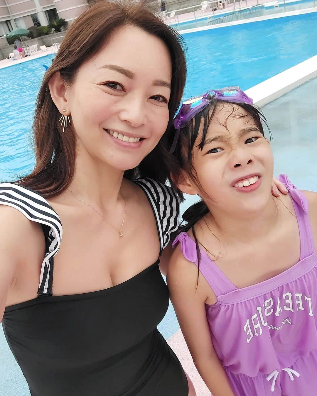 佐藤純さんのインスタグラム写真 - (佐藤純Instagram)「夏休み❤  ナオちゃん親子とプールへ🏊‍♀️  今年初プール🎵😍🎵  @nao_nao310   天気がいまいちだったけど☁️☔めちゃめちゃ楽しかった‼️  木更津のアウトレットも行ったよ🚙  ビーサンで行ったら、靴擦れしちゃって💦たいらが私のビーサンと交換こしてくれたけど…たいらも痛くなっちゃって…  結局、２人でPUMAでサンダルを買った😁  たいらは、ほんとに優しい子だ😊  ナオちゃんのいとこもめちゃめちゃ優しくて癒されたわー😍  また一緒に遊ぼ～ね～❤  サングラスは、@ditaeyewear  ピアスはピアスキャッチブランドの@zuboshi_official  #ナオちゃん親子 #プール #サングラス #ditaeyewear #dita #ピアスキャッチ #zuboshi #ママ #ママモデル #モデル #mama #mamamodel #model」7月25日 13時44分 - junsatoidea