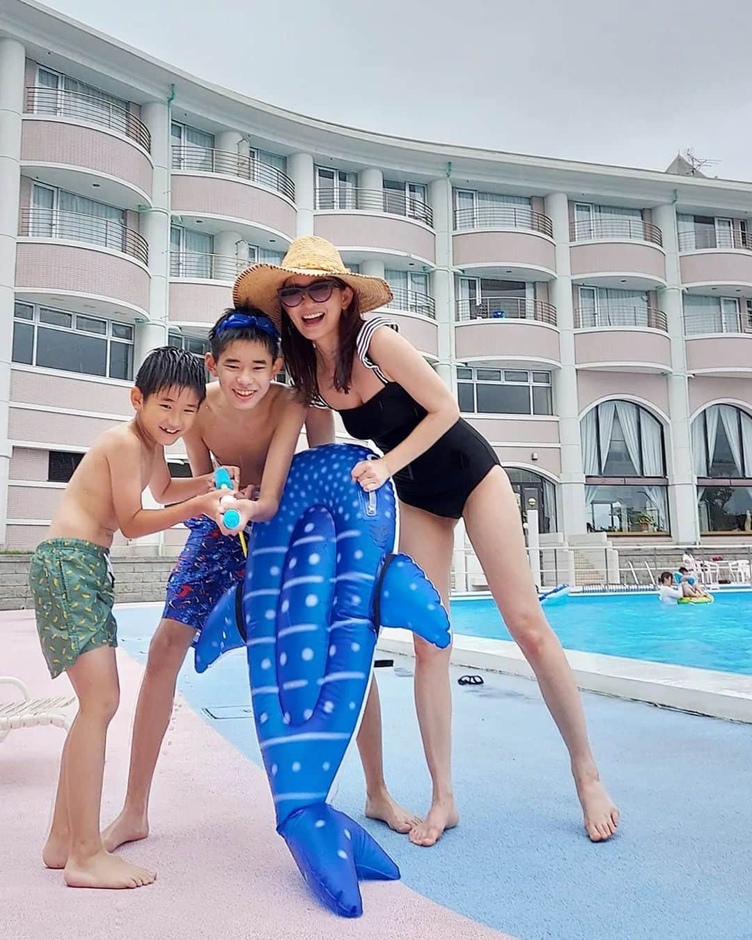 佐藤純さんのインスタグラム写真 - (佐藤純Instagram)「夏休み❤  ナオちゃん親子とプールへ🏊‍♀️  今年初プール🎵😍🎵  @nao_nao310   天気がいまいちだったけど☁️☔めちゃめちゃ楽しかった‼️  木更津のアウトレットも行ったよ🚙  ビーサンで行ったら、靴擦れしちゃって💦たいらが私のビーサンと交換こしてくれたけど…たいらも痛くなっちゃって…  結局、２人でPUMAでサンダルを買った😁  たいらは、ほんとに優しい子だ😊  ナオちゃんのいとこもめちゃめちゃ優しくて癒されたわー😍  また一緒に遊ぼ～ね～❤  サングラスは、@ditaeyewear  ピアスはピアスキャッチブランドの@zuboshi_official  #ナオちゃん親子 #プール #サングラス #ditaeyewear #dita #ピアスキャッチ #zuboshi #ママ #ママモデル #モデル #mama #mamamodel #model」7月25日 13時44分 - junsatoidea