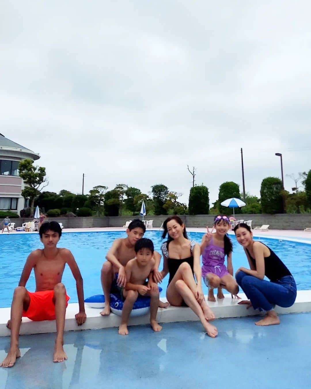 佐藤純さんのインスタグラム写真 - (佐藤純Instagram)「夏休み❤  ナオちゃん親子とプールへ🏊‍♀️  今年初プール🎵😍🎵  @nao_nao310   天気がいまいちだったけど☁️☔めちゃめちゃ楽しかった‼️  木更津のアウトレットも行ったよ🚙  ビーサンで行ったら、靴擦れしちゃって💦たいらが私のビーサンと交換こしてくれたけど…たいらも痛くなっちゃって…  結局、２人でPUMAでサンダルを買った😁  たいらは、ほんとに優しい子だ😊  ナオちゃんのいとこもめちゃめちゃ優しくて癒されたわー😍  また一緒に遊ぼ～ね～❤  サングラスは、@ditaeyewear  ピアスはピアスキャッチブランドの@zuboshi_official  #ナオちゃん親子 #プール #サングラス #ditaeyewear #dita #ピアスキャッチ #zuboshi #ママ #ママモデル #モデル #mama #mamamodel #model」7月25日 13時44分 - junsatoidea