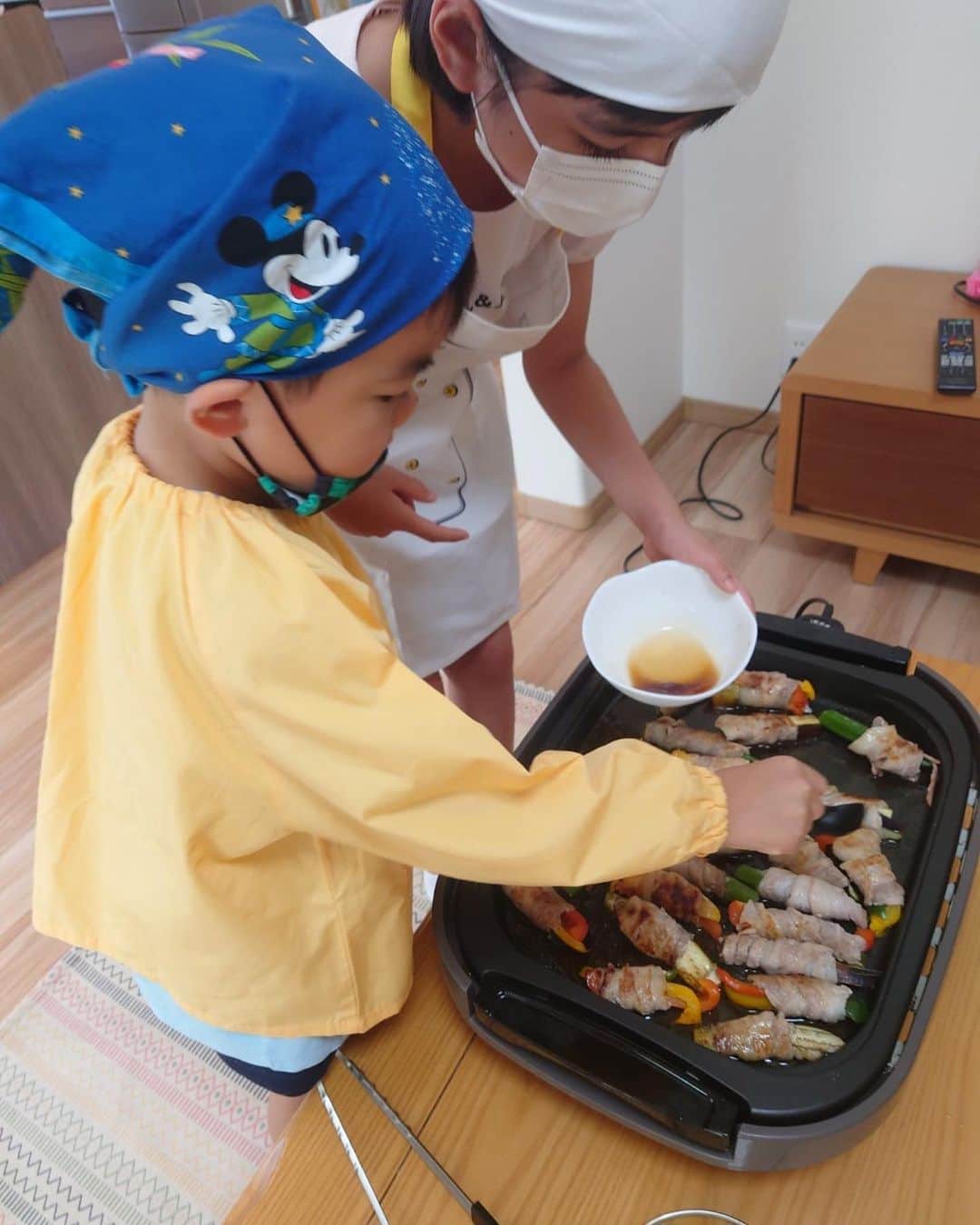 中野美奈子さんのインスタグラム写真 - (中野美奈子Instagram)「子ども達だけのお料理教室に参加しました！ 先生のお家で、夏のお野菜を使ったお料理２品🍆🫑🍅  親から離れてのレッスンでドキドキしましたが、とっても楽しかったみたいです！  美味しいお土産を持って帰ってきてくれました♡ 苦手なピーマンも克服できたらいいね、あっパプリカも😅  #お料理教室 #シェフきっず丸亀  #先生からの写真ありがたい  #夏野菜レシピ  #トマトのマリネ  #5歳児 #夏やすみ  #待ってるあいだ、お散歩🍅  #中野美奈子」7月25日 15時05分 - minako_nakano.official