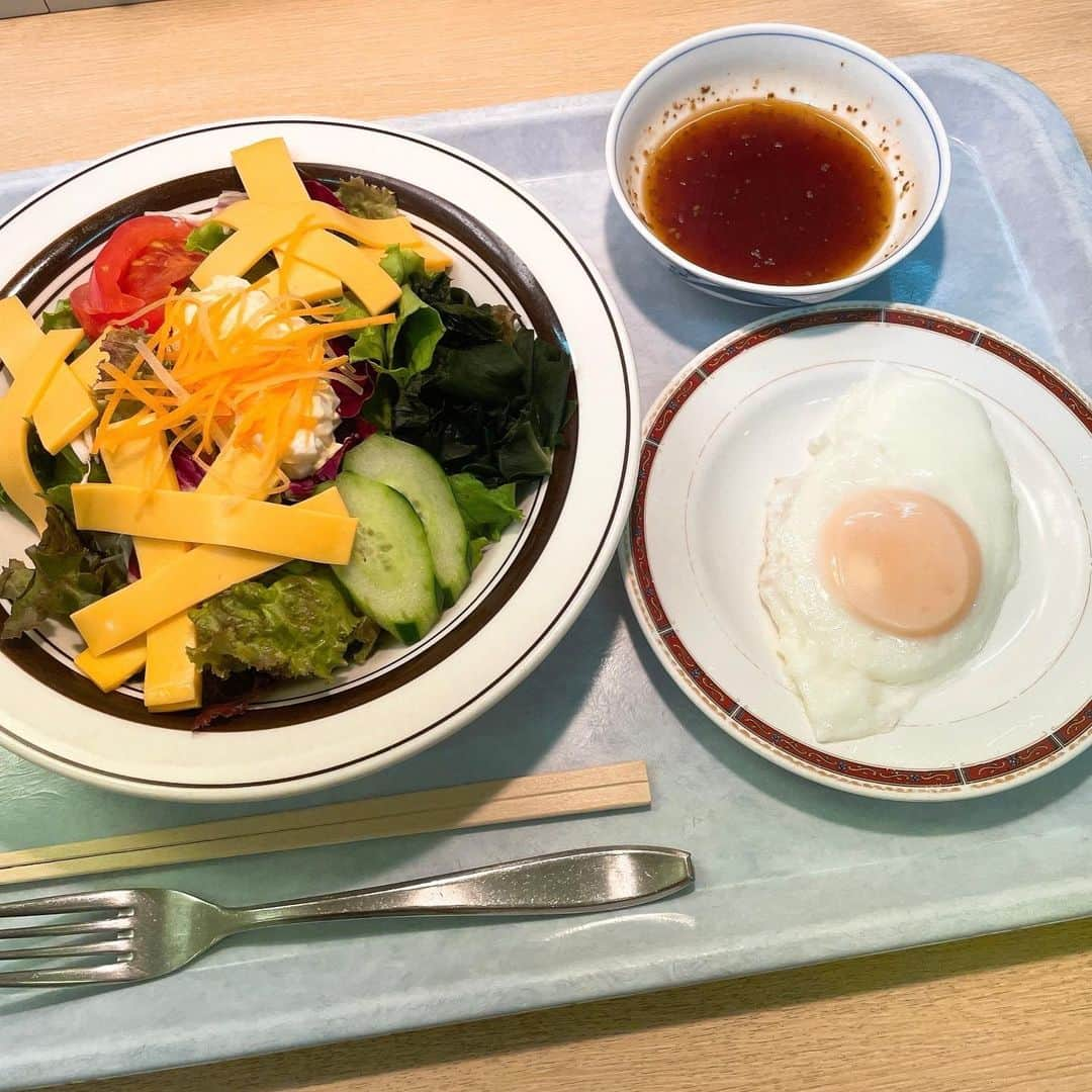 モモコさんのインスタグラム写真 - (モモコInstagram)「今日のカンテレでの昼ごはんは、サラダと目玉焼き🥗🍳  家から大好きな『ぱんのき。』の食パンを持ってきて、一緒に食べました🍞  #ハイヒールモモコ #👠 #👠🍑 #CHANEL #シャネラー #グルメ #アメブロ  #YouTube #モモコ新聞 #カンテレ #昼ごはん #サラダ #目玉焼き #ぱんのき #神戸」7月25日 16時19分 - highheel_momoko