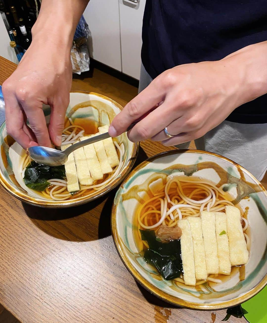 高山都さんのインスタグラム写真 - (高山都Instagram)「最近食べたもので、いちばん「美味しい！🥲」を連呼して、感動した今日のおうどん。 @tatsuroyasui 作！120点！💮💮💮💮💮 お腹の痛みで、食欲がなかったけど、これで一気に元気出た。 昔、子供の頃に風邪ひいた時に母が作ってくれるおうどん食べた時思い出して、食べながら泣くかと思ったな。 しかも、デザートにシャインマスカットまで準備されてた🥹 感謝で歓喜の記録。」7月25日 18時11分 - miyare38