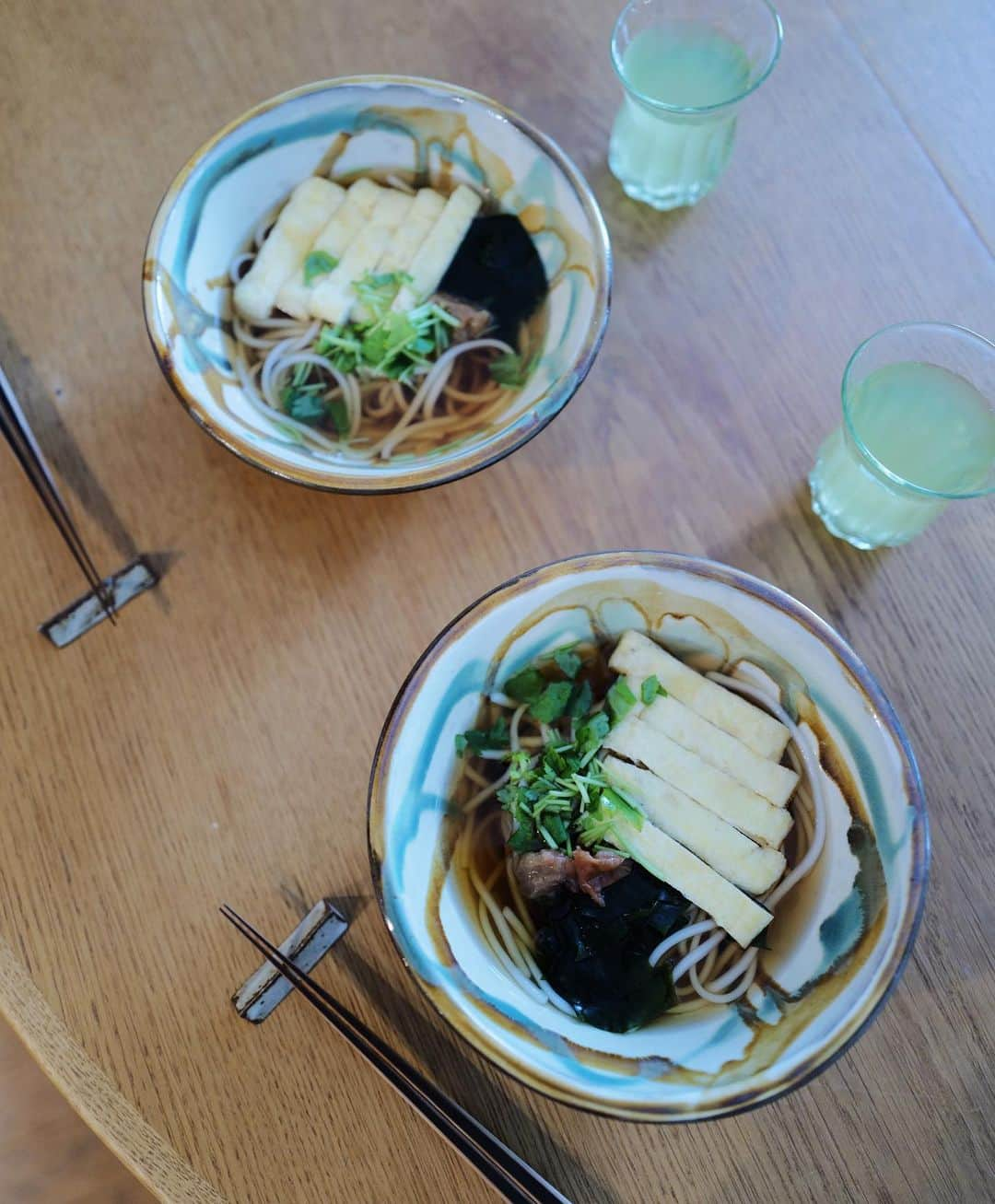 高山都さんのインスタグラム写真 - (高山都Instagram)「最近食べたもので、いちばん「美味しい！🥲」を連呼して、感動した今日のおうどん。 @tatsuroyasui 作！120点！💮💮💮💮💮 お腹の痛みで、食欲がなかったけど、これで一気に元気出た。 昔、子供の頃に風邪ひいた時に母が作ってくれるおうどん食べた時思い出して、食べながら泣くかと思ったな。 しかも、デザートにシャインマスカットまで準備されてた🥹 感謝で歓喜の記録。」7月25日 18時11分 - miyare38