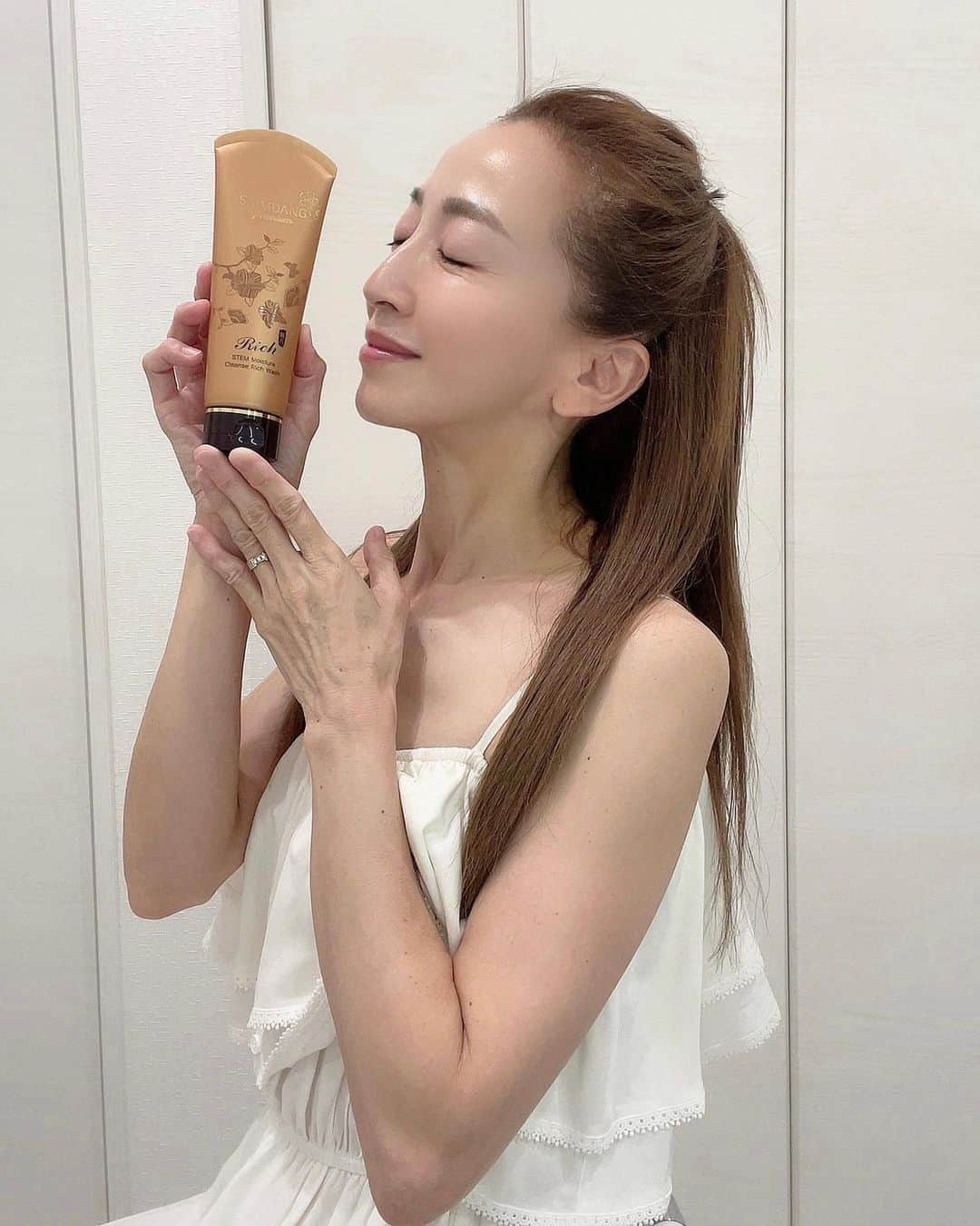 Akiさんのインスタグラム写真 - (AkiInstagram)「〝美容は洗顔に始まり洗顔に終わる“と言われているから、クレンジングにはかなりこだわってるよ😊  最近のお気に入りはIKKOさんプロデュースの『サイムダンプレミアム モイスチャークレンズ リッチウォッシュ』✨  韓国で大統領賞や数々の受賞歴がある韓方(ハンパン)と 幹細胞に着目したエイジングケアコスメブランド♡  モイスチャークレンズ リッチウォッシュはサイムダン 化粧品独自成分の100年根赤カシュウ幹細胞培養水や、 発酵馬油などをはじめとする美容成分を62種も配合🌿  伸びの良い濃厚なクリームが摩擦レスにお肌を包んでくれ、洗い上がりはお肌が生まれ変わったようにツルツルに なってトーンアップしているから感動✨✨  メイク汚れや角質はもちろん肌環境を整えながら エイジングケアまでしてくれるそう🤍  テレビショッピングコスメ(テレコス)って 表現が大げさなイメージがあったけど、 こんなに良い商品があると正直思ってなかった。  モイスチャークレンズ リッチウォッシュは QVC公式サイトにでご購入可能🍀  そしてQVCは公式YouTubeチャンネル「QVC Beauty Channel」で、大人女性のための美容やコスメ情報も たくさん発信しているので、こちらもチェックしてみてね💕  #サイムダン#モイスチャークレンズリッチウォッシュ#クレンジング#美肌#美肌ケア#エイジングケア#アンチエイジング#美容#美容好き#コスメ #コスメ大好き#コスメ好き#コスメ紹介#コスメレポ#おすすめコスメ#コスメ垢#コスメオタク#化粧品#美容マニア#コスメレビュー#コスメ紹介#コスメ好きさんと繋がりたい#すっぴん#大人女子#美容女子#テレコス#qvcアンバサダー #beauty#cosme #PR」7月25日 18時11分 - aki_0624