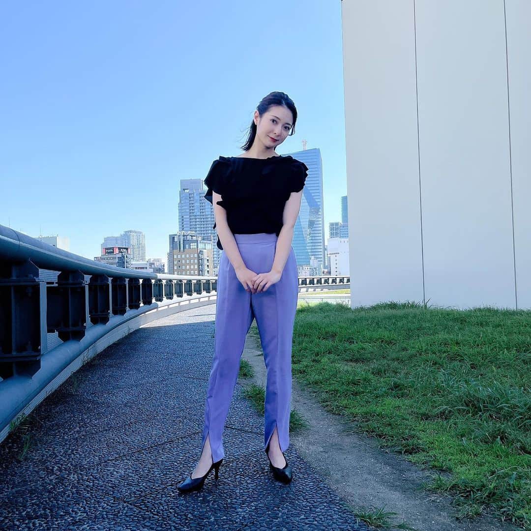 住田紗里さんのインスタグラム写真 - (住田紗里Instagram)「屋上で写真を撮ろうとしたらかなり風が吹いていて、やっと何枚か撮れました笑  トップス Liesse (@liesse_official)  パンツ TIARA (@tiara_melrose)  #グッドモーニング#衣装#liesse#tiara#パンツ#紫#テレビ朝日#テレ朝#テレビ朝日アナウンサー#アナウンサー#住田紗里」7月25日 19時04分 - sarisumita_ex