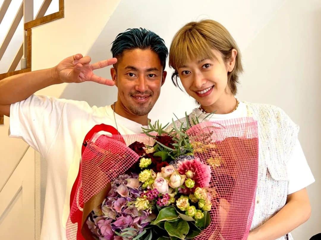 山田優さんのインスタグラム写真 - (山田優Instagram)「ゴッドハンドに出会いまして。 はじめましてで、体が変わりました😱 ウエストがキュッと閉まり お尻がクッと上がりました😆 次回が楽しみ。。。  #naturalforme  @natural_forme   そして 紹介をしてくれた @discus_kobayashi から 誕生日のお花を頂いて ハッピーパッピー‼️」7月25日 19時24分 - yu_yamada_