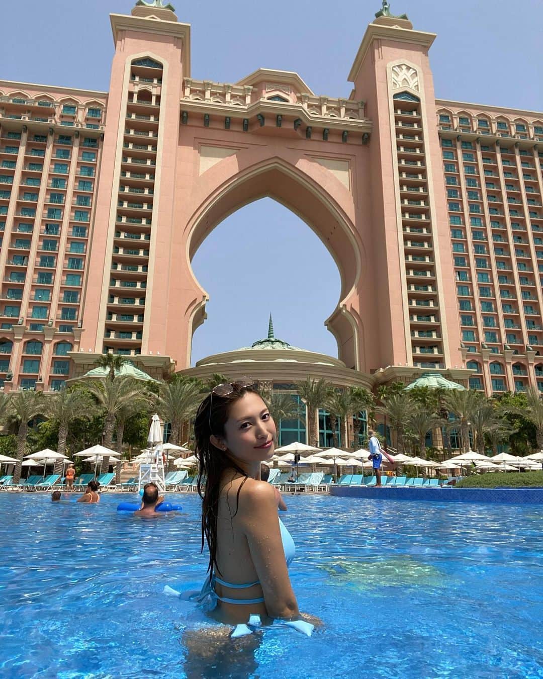 市原彩花さんのインスタグラム写真 - (市原彩花Instagram)「Atlantis The Palm💠 I stayed at @atlantisthepalm 🥰  初めてのドバイ✨ UAE自体初めてだから多分36カ国目の海外😆🌍  ホテルは泊まってみたかった @atlantisthepalm へ🥰 建物素敵だし、プール&ビーチはもちろん、超巨大ウォーターパークに水族館、たくさんのレストランが入ってるからホテルから出なくても最高に楽しい🥹 ディズニーランドの中に泊まってるみたいで毎日ワクワク🥹💞 お部屋も綺麗で広いし、とっても快適でした🥰  この時期ドバイは気温が40℃〜50度くらいになるのでオフシーズンでホテルが安め✨ 外は常夏のシンガポールや日本の真夏とは比べ物にならないくらい暑いけど🥵 暑さが重たいの🥵 それでもプールは冷たくて気持ち良かった😚  #atlantisthepalm#atlantisdubai#atlantishotel#アトランティス#アトランティスザパーム#dubai#dubaiinstagram#dubaitravel#dubaihotels#ドバイ#uae#ドバイ旅行#ドバイ観光#海外旅行#bikini#swimsuit#bajurenang#japanesegirl#bikinigirl#bikinimodel#pool」7月25日 19時39分 - ayaka_ichihara