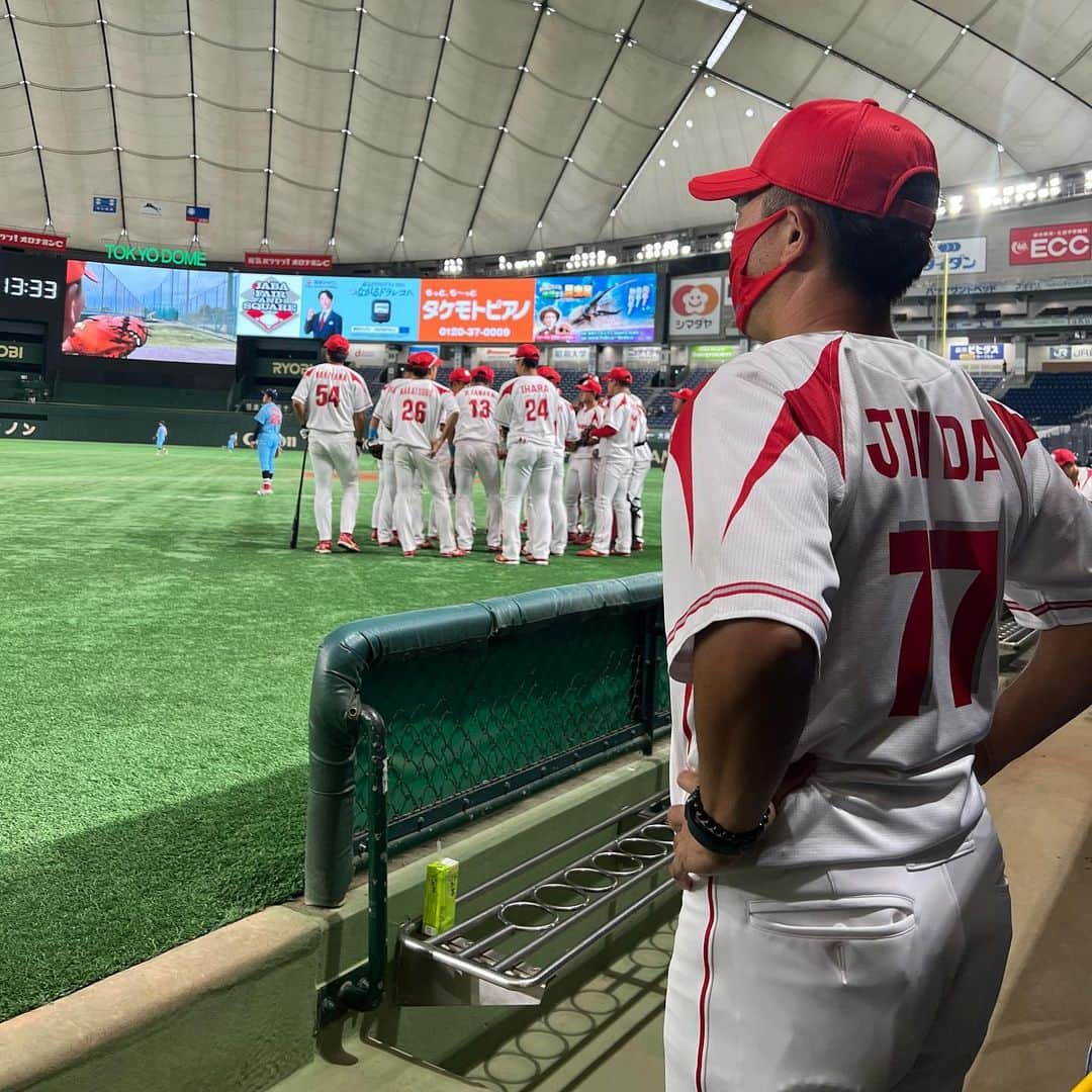 寺本明日香さんのインスタグラム写真 - (寺本明日香Instagram)「#都市対抗野球大会 #ミキハウス ⚾️ ⚾️ ダイヤモンドサポーターとして ベンチで応援させていただきました！ 野球をベンチでみるのは 本当に貴重な経験でした。 私自身勉強になった部分がたくさんあり、 チーム戦の素晴らしさと 野球の奥深さを肌で近くで感じました。 ⚾️ ⚾️ 今回は2回戦で負けてしまいました。 でもスポーツ選手は、 嬉しい気持ちも悔しい気持ちも 何回も何回も味わって成長していくものだと、 私は現役時代に存分に経験しています。 なので、今回2回戦までいけたことは 選手自身の糧になったと思うし 2回戦で負けてしまったことは 来年に繋がるのではないかと思っています。 今回共に戦った選手達全員の活躍を これからもずっと祈っています。 ⚾️ ⚾️ ⚾️ ⚾️ 都市対抗野球まだまだ続きますね！ 結果が楽しみ！！」7月25日 20時15分 - teramoto_asuka