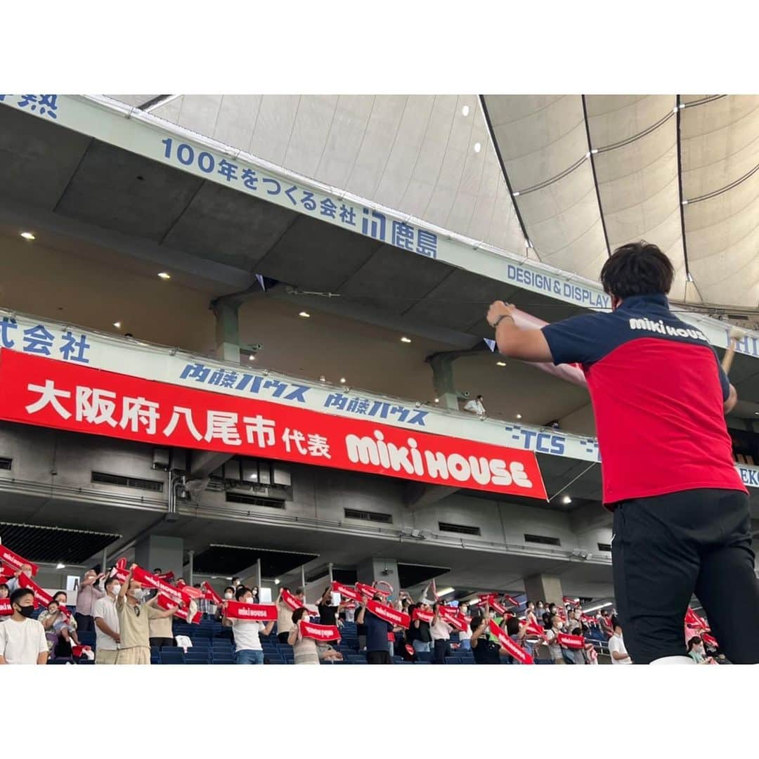 寺本明日香さんのインスタグラム写真 - (寺本明日香Instagram)「#都市対抗野球大会 #ミキハウス ⚾️ ⚾️ ダイヤモンドサポーターとして ベンチで応援させていただきました！ 野球をベンチでみるのは 本当に貴重な経験でした。 私自身勉強になった部分がたくさんあり、 チーム戦の素晴らしさと 野球の奥深さを肌で近くで感じました。 ⚾️ ⚾️ 今回は2回戦で負けてしまいました。 でもスポーツ選手は、 嬉しい気持ちも悔しい気持ちも 何回も何回も味わって成長していくものだと、 私は現役時代に存分に経験しています。 なので、今回2回戦までいけたことは 選手自身の糧になったと思うし 2回戦で負けてしまったことは 来年に繋がるのではないかと思っています。 今回共に戦った選手達全員の活躍を これからもずっと祈っています。 ⚾️ ⚾️ ⚾️ ⚾️ 都市対抗野球まだまだ続きますね！ 結果が楽しみ！！」7月25日 20時15分 - teramoto_asuka