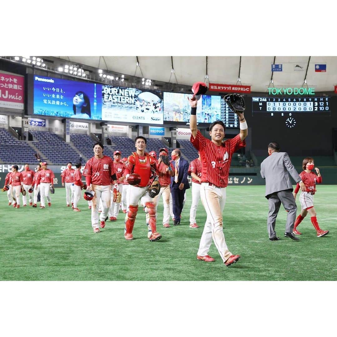 寺本明日香さんのインスタグラム写真 - (寺本明日香Instagram)「#都市対抗野球大会 #ミキハウス ⚾️ ⚾️ ダイヤモンドサポーターとして ベンチで応援させていただきました！ 野球をベンチでみるのは 本当に貴重な経験でした。 私自身勉強になった部分がたくさんあり、 チーム戦の素晴らしさと 野球の奥深さを肌で近くで感じました。 ⚾️ ⚾️ 今回は2回戦で負けてしまいました。 でもスポーツ選手は、 嬉しい気持ちも悔しい気持ちも 何回も何回も味わって成長していくものだと、 私は現役時代に存分に経験しています。 なので、今回2回戦までいけたことは 選手自身の糧になったと思うし 2回戦で負けてしまったことは 来年に繋がるのではないかと思っています。 今回共に戦った選手達全員の活躍を これからもずっと祈っています。 ⚾️ ⚾️ ⚾️ ⚾️ 都市対抗野球まだまだ続きますね！ 結果が楽しみ！！」7月25日 20時15分 - teramoto_asuka