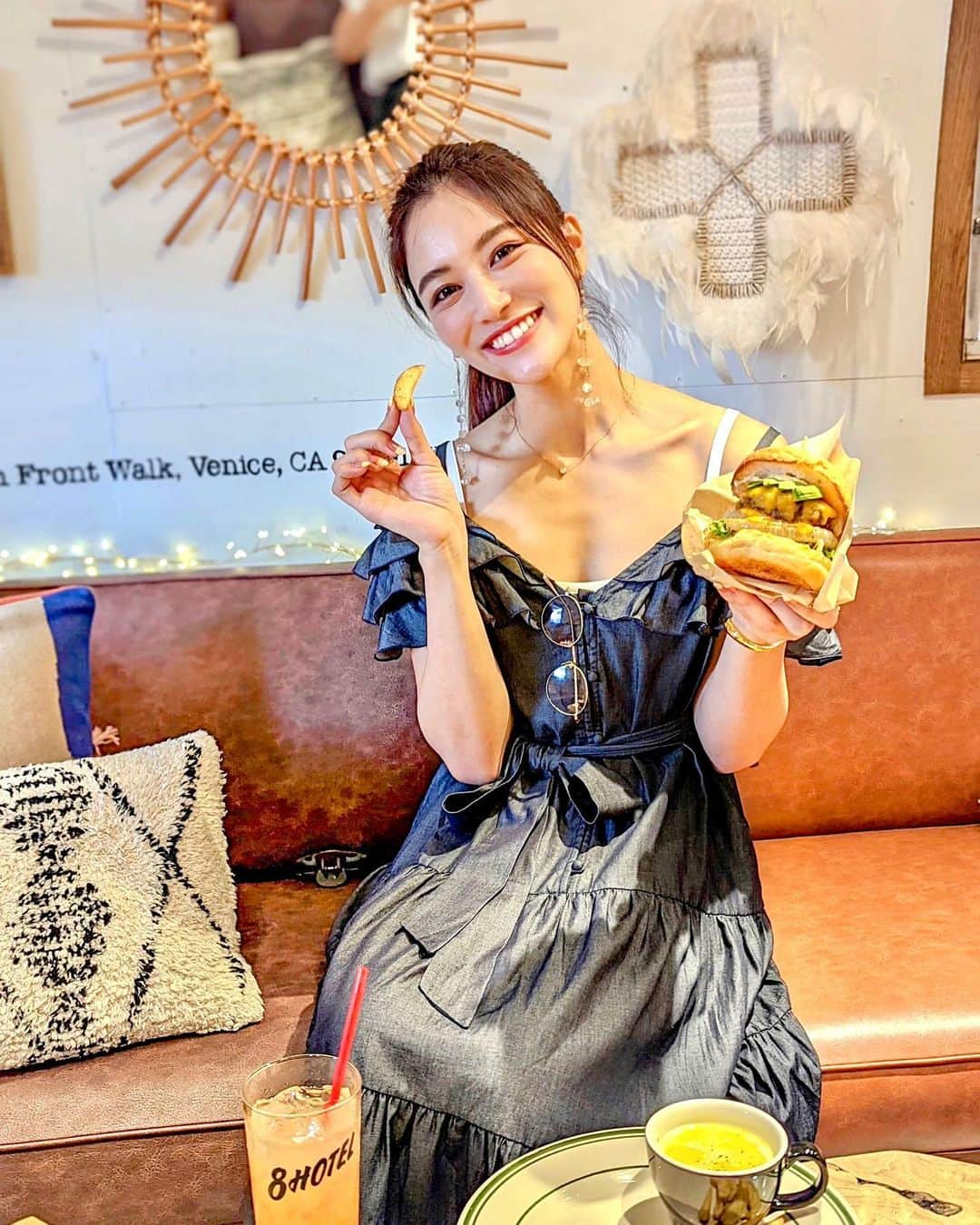 石井里奈さんのインスタグラム写真 - (石井里奈Instagram)「こんばんは🫶 今夜はりなログ🍔 たっぷりプールで遊んでサウナで整ったあとは、 @8hotel_fujisawa のハンバーガー🍔 たくさん種類あったのに何故かみんなクラシックアボカドチーズバーガー笑 ハンバーガー屋さんみたいに本格的でバンズもカリフワでお肉もジューシーで美味しかったー♥️ .  @rinaduce のワンピースたくさん褒めてもらえて嬉しいです🫶💓 . 今日は大好きな友達とおうちごはん♥️楽しんできます😘 . #りなまるグルメ #8hotelfujisawa #サウナ #サウナ女子 #湘南 #湘南グルメ #ハンバーガー #hamburger #sauna」7月25日 20時23分 - ri7tin1025