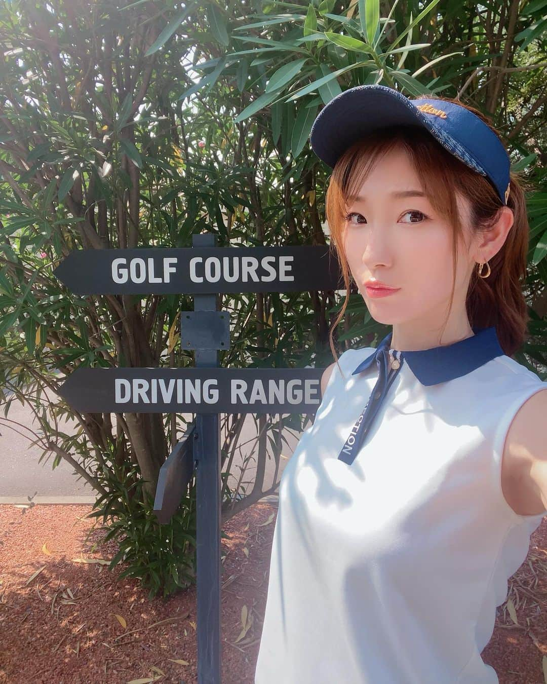 美波千夏さんのインスタグラム写真 - (美波千夏Instagram)「. ☀️⛳️🌈  ☑︎ウェア このコーデ好き🤍 @resurrection_tokyo  .  ☑︎シューズ キャロウェイのスパイクレス めちゃ履きやすい👟 シンプルでどんなウェアにも合うから オススメです✌️✨✨  @callawaygolf_japan  @callawayapparel_japan」7月25日 20時43分 - chinatsu_minami