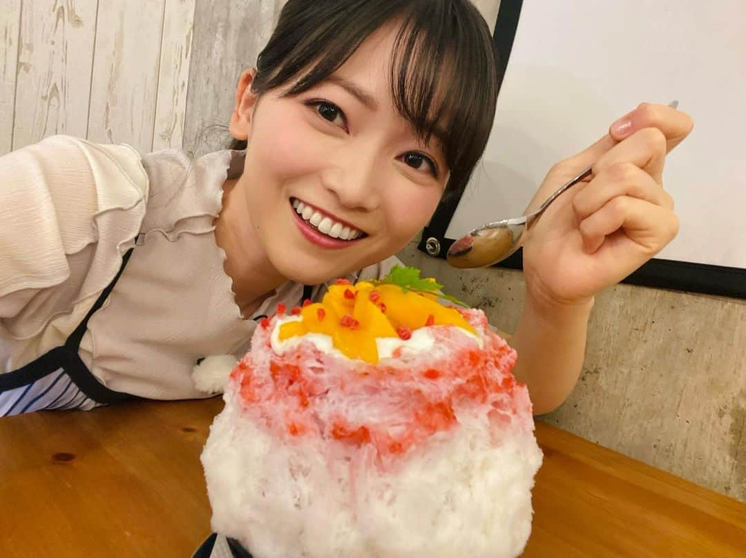 南雲穂波さんのインスタグラム写真 - (南雲穂波Instagram)「7月25日は#かき氷の日 🍧 「な(7)つ(2)ご(5)おり」の語呂合わせだそうです🎐  けさの#ドデスカ！#ソラをライブ は視聴者の方から応募が多かった#かき氷 の好きな味についてでした. 一番人気はイチゴ🍓  今年はすでにロケでたくさん食べたけれど、肝心のブルーハワイをまだ食べていないじゃないか…！ ブルーハワイはなんでもいい味らしいですね🦋  #chabuandcoffee #ピッコリーノ #抹茶ラボ #ストリングスホテル #メーテレ #アナウンサー #メーテレアナウンサー #名古屋テレビ #名古屋 #nagoya #南雲穂波 #もぐロケ #なぐもぐもぐ」7月25日 20時58分 - honami_nagumo_nbn