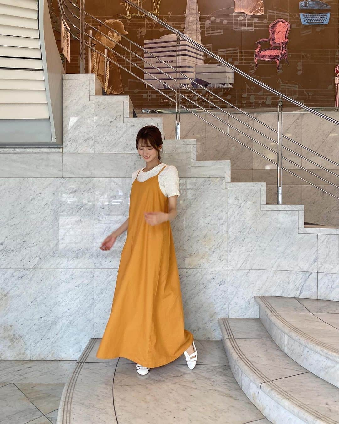 山下七子さんのインスタグラム写真 - (山下七子Instagram)「こんばんは🍊 今日も1日お疲れ様でした✨  今朝のアサデス。KBCの衣装は @selectmoca さんの ・アイボリーのカットソー ・オレンジのキャミワンピース 優しいオレンジカラーのキャミワンピースとくしゅっとなった生地感のカットソーの組み合わせが可愛いかったです🍊  編みおろしヘアに〜♪🌱 最初の写真のポーズは写真では分かりずらいんですが両頬の同じ位置にニキビができちゃったんです😢 なのでニキビできちゃったよー♪のポーズです笑  早く治ってくれよなーー ニキビさーーん🥹  今日7月25日はかき氷の日🍧 暑い日にかき氷を食べて頭がキーンとなるのも夏らしくて良いですね〜🎐👒🌞 今年の夏は絶対に白玉が乗った宇治抹茶のかき氷を食べたいです！！！！  暑い日が続いていますが 水分補給塩分補給しながら無理せず頑張りましょう！☀️ 今日は冷たい麦茶飲んだよーー♪  それではまた明日♪ #アサデス#アサデスkbc #KBC#福岡県#お天気アシスタント #お天気コーナー#ミディアムヘアアレンジ #編み下ろし #編み下ろしアレンジ #キャミワンピース#オレンジワンピース#カットソー#フラットサンダル#サンダル#ブルベ夏」7月25日 21時18分 - yamashita_nanako