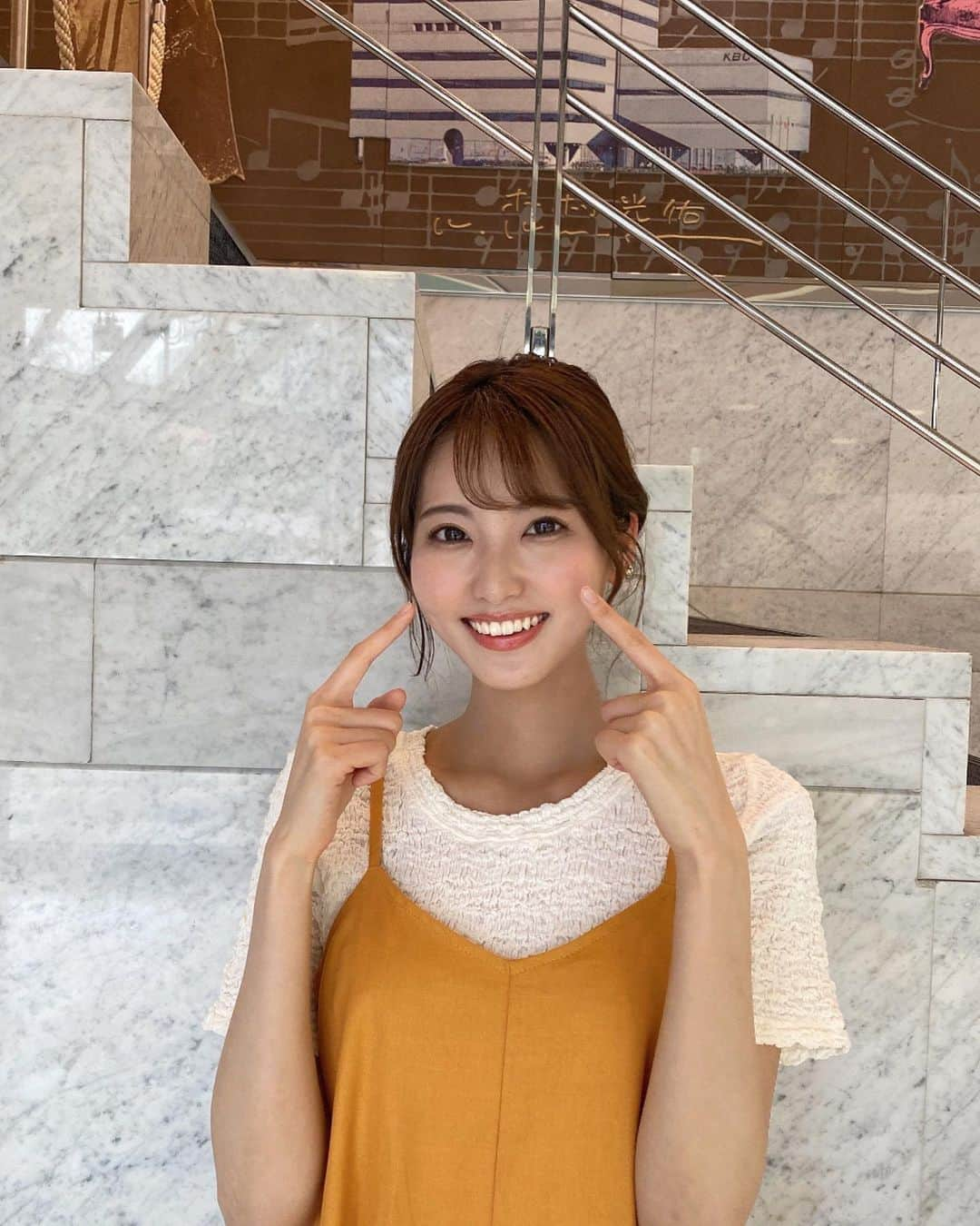 山下七子さんのインスタグラム写真 - (山下七子Instagram)「こんばんは🍊 今日も1日お疲れ様でした✨  今朝のアサデス。KBCの衣装は @selectmoca さんの ・アイボリーのカットソー ・オレンジのキャミワンピース 優しいオレンジカラーのキャミワンピースとくしゅっとなった生地感のカットソーの組み合わせが可愛いかったです🍊  編みおろしヘアに〜♪🌱 最初の写真のポーズは写真では分かりずらいんですが両頬の同じ位置にニキビができちゃったんです😢 なのでニキビできちゃったよー♪のポーズです笑  早く治ってくれよなーー ニキビさーーん🥹  今日7月25日はかき氷の日🍧 暑い日にかき氷を食べて頭がキーンとなるのも夏らしくて良いですね〜🎐👒🌞 今年の夏は絶対に白玉が乗った宇治抹茶のかき氷を食べたいです！！！！  暑い日が続いていますが 水分補給塩分補給しながら無理せず頑張りましょう！☀️ 今日は冷たい麦茶飲んだよーー♪  それではまた明日♪ #アサデス#アサデスkbc #KBC#福岡県#お天気アシスタント #お天気コーナー#ミディアムヘアアレンジ #編み下ろし #編み下ろしアレンジ #キャミワンピース#オレンジワンピース#カットソー#フラットサンダル#サンダル#ブルベ夏」7月25日 21時18分 - yamashita_nanako