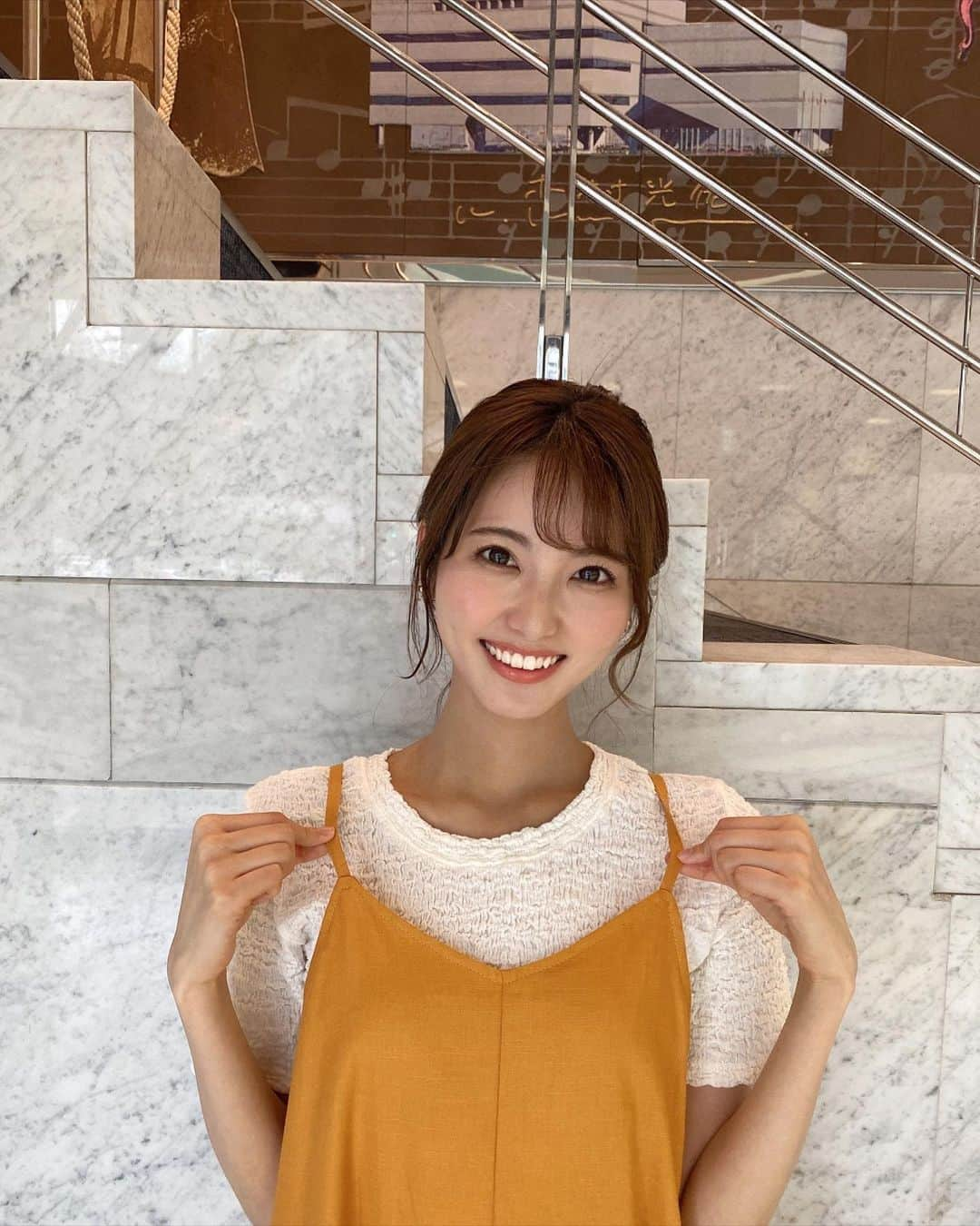 山下七子さんのインスタグラム写真 - (山下七子Instagram)「こんばんは🍊 今日も1日お疲れ様でした✨  今朝のアサデス。KBCの衣装は @selectmoca さんの ・アイボリーのカットソー ・オレンジのキャミワンピース 優しいオレンジカラーのキャミワンピースとくしゅっとなった生地感のカットソーの組み合わせが可愛いかったです🍊  編みおろしヘアに〜♪🌱 最初の写真のポーズは写真では分かりずらいんですが両頬の同じ位置にニキビができちゃったんです😢 なのでニキビできちゃったよー♪のポーズです笑  早く治ってくれよなーー ニキビさーーん🥹  今日7月25日はかき氷の日🍧 暑い日にかき氷を食べて頭がキーンとなるのも夏らしくて良いですね〜🎐👒🌞 今年の夏は絶対に白玉が乗った宇治抹茶のかき氷を食べたいです！！！！  暑い日が続いていますが 水分補給塩分補給しながら無理せず頑張りましょう！☀️ 今日は冷たい麦茶飲んだよーー♪  それではまた明日♪ #アサデス#アサデスkbc #KBC#福岡県#お天気アシスタント #お天気コーナー#ミディアムヘアアレンジ #編み下ろし #編み下ろしアレンジ #キャミワンピース#オレンジワンピース#カットソー#フラットサンダル#サンダル#ブルベ夏」7月25日 21時18分 - yamashita_nanako