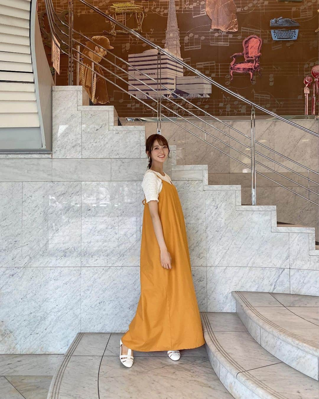 山下七子さんのインスタグラム写真 - (山下七子Instagram)「こんばんは🍊 今日も1日お疲れ様でした✨  今朝のアサデス。KBCの衣装は @selectmoca さんの ・アイボリーのカットソー ・オレンジのキャミワンピース 優しいオレンジカラーのキャミワンピースとくしゅっとなった生地感のカットソーの組み合わせが可愛いかったです🍊  編みおろしヘアに〜♪🌱 最初の写真のポーズは写真では分かりずらいんですが両頬の同じ位置にニキビができちゃったんです😢 なのでニキビできちゃったよー♪のポーズです笑  早く治ってくれよなーー ニキビさーーん🥹  今日7月25日はかき氷の日🍧 暑い日にかき氷を食べて頭がキーンとなるのも夏らしくて良いですね〜🎐👒🌞 今年の夏は絶対に白玉が乗った宇治抹茶のかき氷を食べたいです！！！！  暑い日が続いていますが 水分補給塩分補給しながら無理せず頑張りましょう！☀️ 今日は冷たい麦茶飲んだよーー♪  それではまた明日♪ #アサデス#アサデスkbc #KBC#福岡県#お天気アシスタント #お天気コーナー#ミディアムヘアアレンジ #編み下ろし #編み下ろしアレンジ #キャミワンピース#オレンジワンピース#カットソー#フラットサンダル#サンダル#ブルベ夏」7月25日 21時18分 - yamashita_nanako