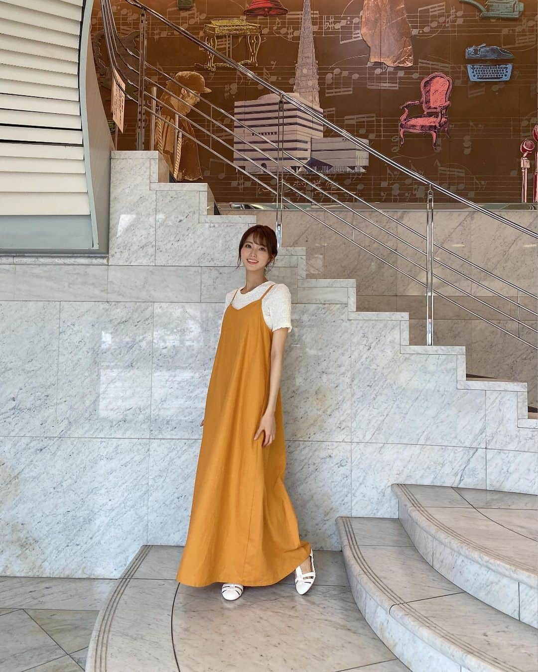 山下七子さんのインスタグラム写真 - (山下七子Instagram)「こんばんは🍊 今日も1日お疲れ様でした✨  今朝のアサデス。KBCの衣装は @selectmoca さんの ・アイボリーのカットソー ・オレンジのキャミワンピース 優しいオレンジカラーのキャミワンピースとくしゅっとなった生地感のカットソーの組み合わせが可愛いかったです🍊  編みおろしヘアに〜♪🌱 最初の写真のポーズは写真では分かりずらいんですが両頬の同じ位置にニキビができちゃったんです😢 なのでニキビできちゃったよー♪のポーズです笑  早く治ってくれよなーー ニキビさーーん🥹  今日7月25日はかき氷の日🍧 暑い日にかき氷を食べて頭がキーンとなるのも夏らしくて良いですね〜🎐👒🌞 今年の夏は絶対に白玉が乗った宇治抹茶のかき氷を食べたいです！！！！  暑い日が続いていますが 水分補給塩分補給しながら無理せず頑張りましょう！☀️ 今日は冷たい麦茶飲んだよーー♪  それではまた明日♪ #アサデス#アサデスkbc #KBC#福岡県#お天気アシスタント #お天気コーナー#ミディアムヘアアレンジ #編み下ろし #編み下ろしアレンジ #キャミワンピース#オレンジワンピース#カットソー#フラットサンダル#サンダル#ブルベ夏」7月25日 21時18分 - yamashita_nanako