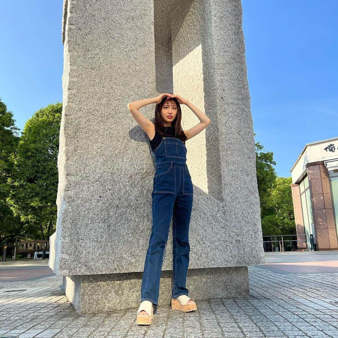 藤江萌さんのインスタグラム写真 - (藤江萌Instagram)「あっついね😎🌺  tops : @gu_for_all_  overall : @u_by_spickandspan  shoes : @amail_official   sunglasses : @zoff_eyewear  rings : @joueteofficial   このサンダル盛れるし歩きやすいから好き🌻  #コーデ #ファッション #ファッションコーデ #夏服コーデ #夏服 #オーバーオール #サロペット #プチプラコーデ #guコーデ #サングラス #アクセサリー #藤江萌  #ootd #dailylook #vlog #amail #zoff #gu #ubyspickandspan #jouete #photography #accessory #japanesegirl」7月25日 21時45分 - fujie_moe_official