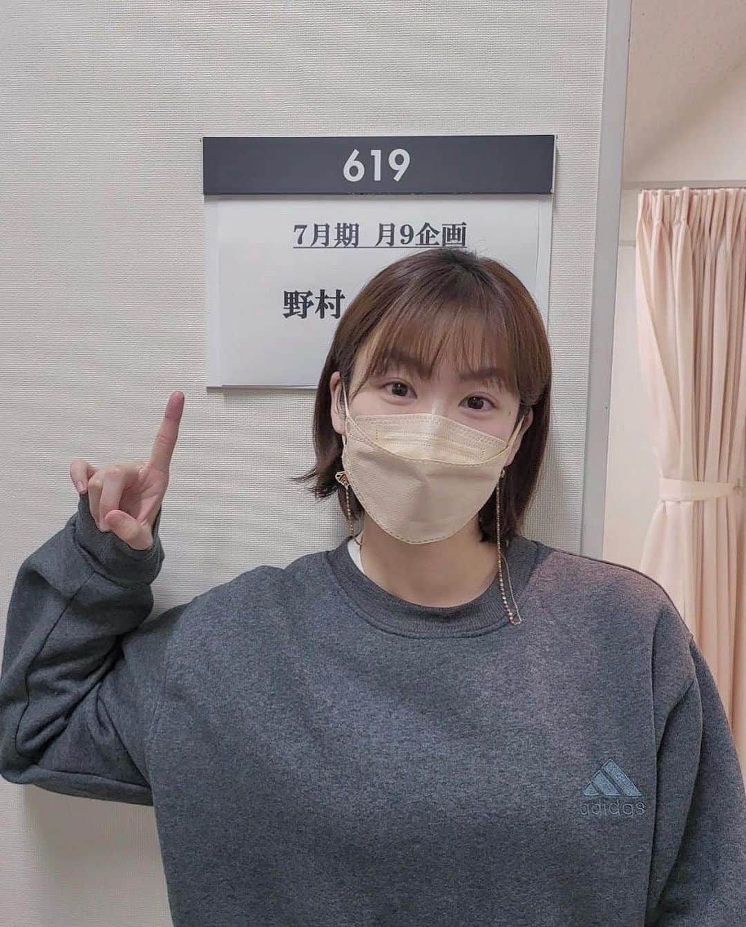 野村麻純さんのインスタグラム写真 - (野村麻純Instagram)「⁡ ⁡ #競争の番人　1、2、3話 ありがとうございました。 写真はVISITOR七瀬と帰宅前野村です。 ⁡ ⁡ ⁡ 来週からは一視聴者として楽しみです😊 #月9 #公正取引委員会 #8ヶ月のお腹重い #野村麻純 🤰」7月25日 22時30分 - masumi_nomura.official