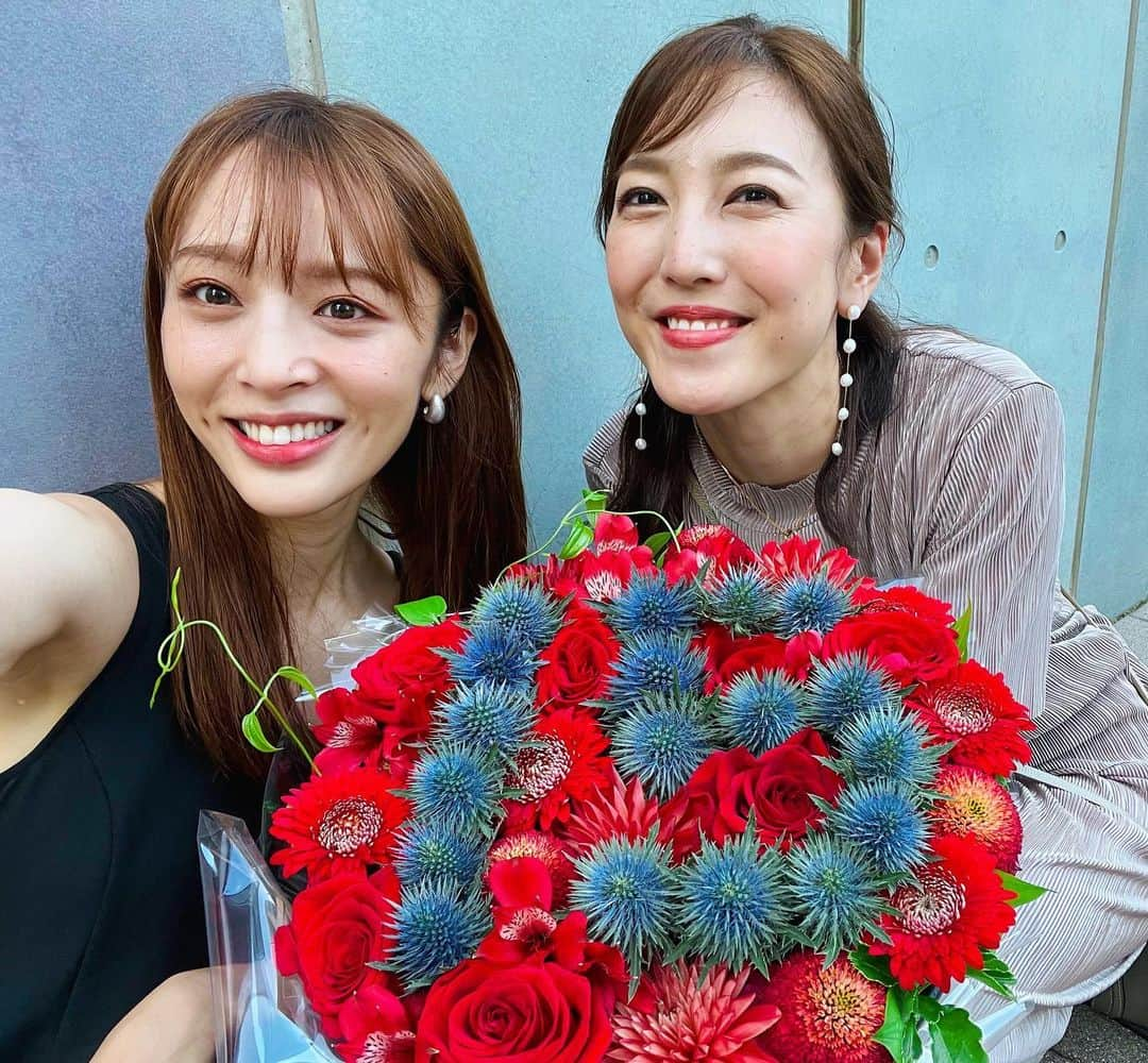 小澤陽子さんのインスタグラム写真 - (小澤陽子Instagram)「㊗︎XV🎉  先日、神部ちゃんと一緒に、 馬好王国でいつもお世話になっているDAIGOさんの 『BREAKERZ１５周年記念ライブ』に駆けつけて 　　　 “MOS” みんなで　お祝い　してきました！🌹💠🌹  １５年…クリスタル、最高でした！！ 継続することって並大抵のことでないのに、１５年。。 本当にすごいです。  温かく優しく、人間としていつも尊敬してるDAIGOさん。 ライブにお邪魔したのは初めてでしたが、 いつもとはまた違ったかっこいい一面を見られました🤴🏻 (さすが我らがKING！🙌🏻✨)  一人ひとりに目を合わせようとする そのお人柄、 そしてDAIGOさんの独特のユーモアは ライブでも同じでした。笑  これは疲労がすごいだろうに、 次の日はすぐまた競馬中継で福島に行っていた😭😭 体力すごいなぁー。。  DAIGOさん、とっても楽しそうでした！！ 私たちも楽しかったですー！！！  本当に１５周年、おめでとうございます🎊㊗️🍾  ※ LIVEも歓声無しでハミングのみ。写真の時だけマスク外しています  #祝１５周年 #BREAKERZ #馬好王国 #DAIGO  #神部美咲  #小澤陽子」7月25日 23時03分 - yoko.ozawa729