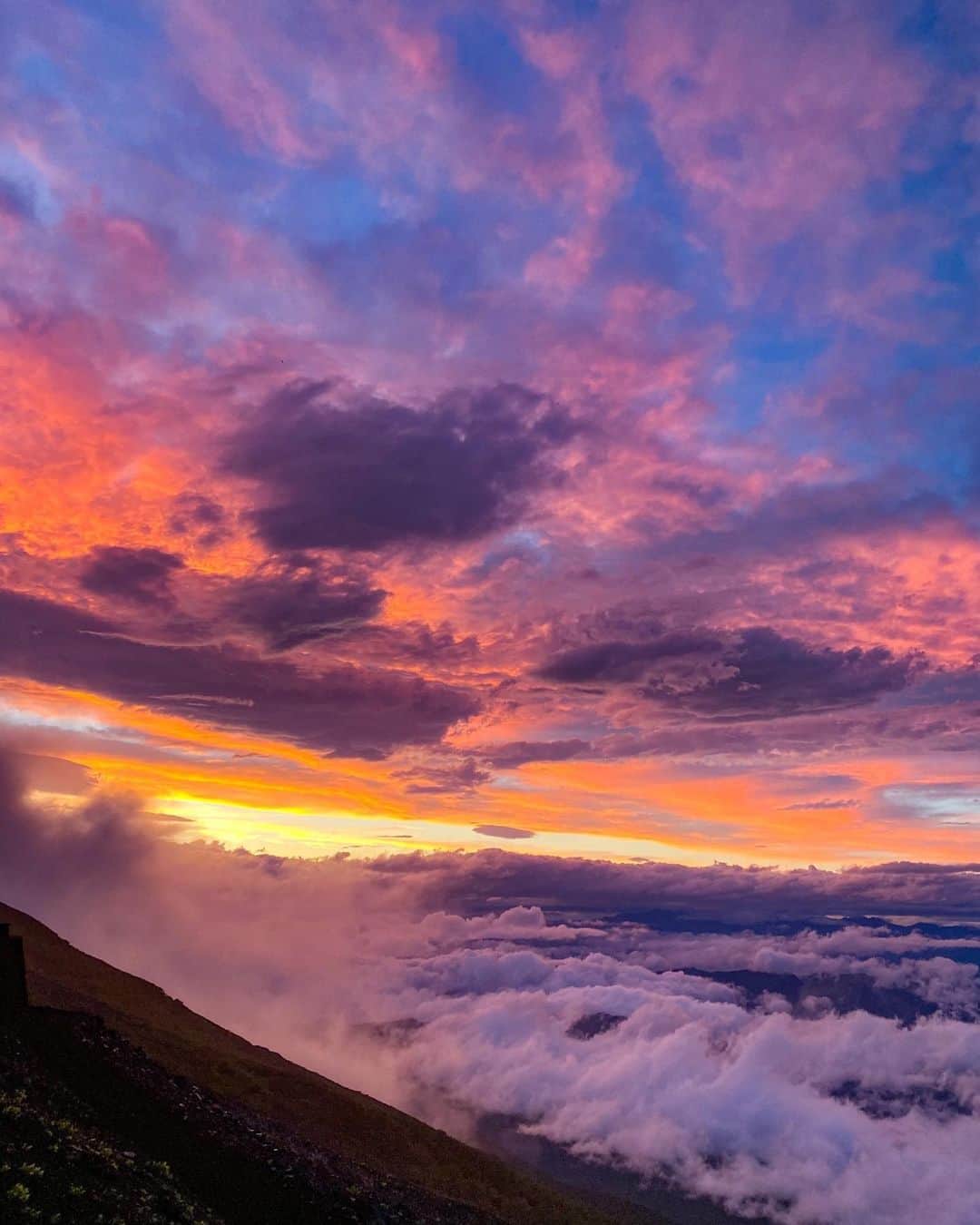 庄司ゆうこさんのインスタグラム写真 - (庄司ゆうこInstagram)「富士山の頂上はもちろん最高だけど、私の中では、7合目手前らへんが最高にパワーを感じ空気が澄んでて気持ちよかった❣️ だって、上にも下にも雲があるんだもん🥺 最初凄い風が強かったけど7合目着く前くらいから風も落ち着いてきて、とにかく景色に感動しまくりでした🥺✨ サンセットも綺麗過ぎた❣️ 富士山登るって決めて本当によかった🤗 今後どんな困難でも乗り越えれる自信がついたし、もう何も怖くない🤗 大袈裟かもしれないけど、富士山登る前の自分と今の自分、全く違う！ 最近は会う人会う人に富士山の良さをめちゃ伝えてる。笑 写真や動画、まだまだたくさんあるのでちょいちょいアップしていきます😆 #富士山#富士山登山 #登山#7合目#山梨#富士山好きな人と繋がりたい#山#山ガール」7月26日 0時09分 - yuko.shoji