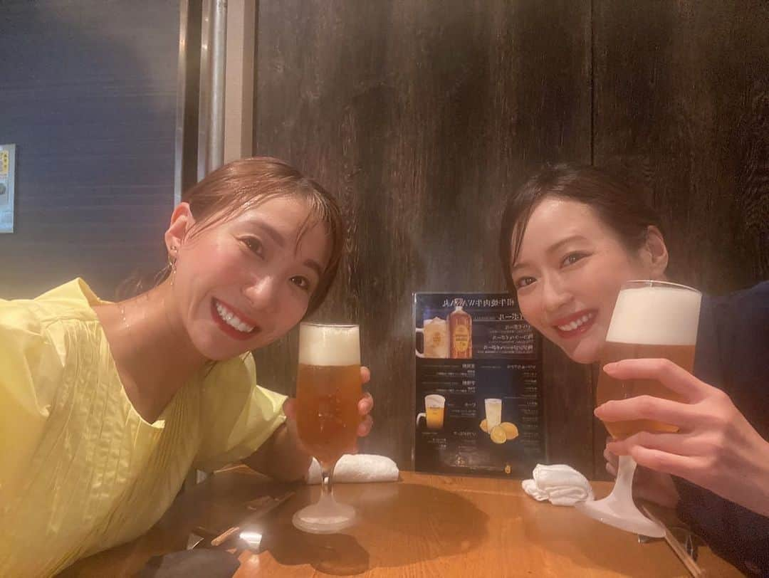 吉山りささんのインスタグラム写真 - (吉山りさInstagram)「🥩‪🔥 いえ〜い焼肉💓  人気No.1の大満足コース（飲放付）💕  📍先付けは茶碗蒸し風の枝豆入り 📍最高ランクの和牛ユッケ  📍特選タン 📍イベリコ豚のトントロは柚子胡椒と 📍厚切りハラミ 📍厳選赤身肉  📍チヂミは明太子×チーズのふわとろでめちゃくちゃ美味しかった  📍ナムルキムチ  📍ザブトンのすき焼きはさっと炙ってご飯と卵黄が最高 📍とろけるロース 📍赤身の焼きしゃぶ  📍箸休めは温泉卵でさっぱり  📍ホルモン 新鮮なハツとシマチョウ  📍冷麺  店員さんが全てコースは焼いてくれるので ガールズトークしてても焦げない😂💓  レアのお肉が大好きだけど焼いてもらう焼肉ってなんか幸せ❣️   ハイここは隠れた名店です❣️  飲み放題付きもお酒好き女子には嬉しい💗笑  店内も綺麗で接客も良くてまた行きたいなぁ☺️🫶🏻✨  さおちゃんと幸せ時間💓 また来月ね🥳💕  牛WAKA丸さま ご馳走様でした🙇🏻‍♀️  PR @ushiwakamaru0711 #新橋グルメ #銀座ディナー #銀座グルメ #六本木グルメ #赤坂見附グルメ #有楽町グルメ #牛waka丸 #新橋焼肉」7月26日 8時55分 - oreorerisa