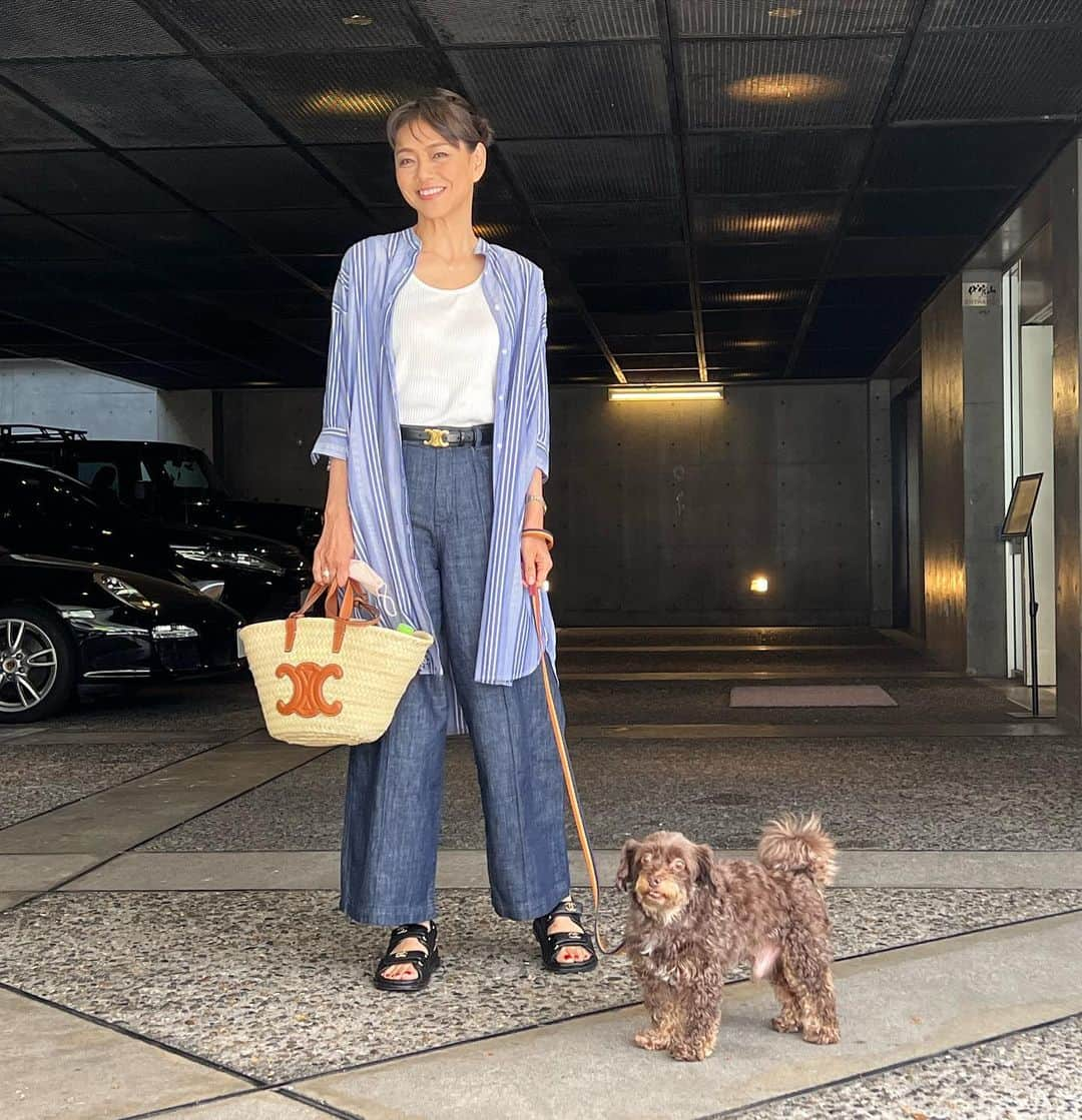 前田典子さんのインスタグラム写真 - (前田典子Instagram)「ぐっちゃんと一緒に🐶🐾 #撮影でした とってもおりこうさん🐶でしたよ😃 スタジオにも人にもすぐ慣れて みんなにも可愛がられ💕 吠えない、おそそもしない じっとして #モデル犬 できる👍 ママの側が好き💕🐶 ママが撮影しているときは じっと見守ってくれます  また、ぐっちゃんと記念になる撮影ができて嬉しいです💕😘 今回は9月から展開する @elura_official  の アクティブラインのビジュアル撮影でした🐕🏌️‍♀️🏃‍♀️🚲 お楽しみに😊  この日の ファッションは ロングシャツ、タンクトップ、ワイドデニムは　@elura_official   #カゴバッグ と#ベルト @celine  カゴバックはヘビロテ👍 #サンダル @chanelofficial」7月26日 9時22分 - maenorichang