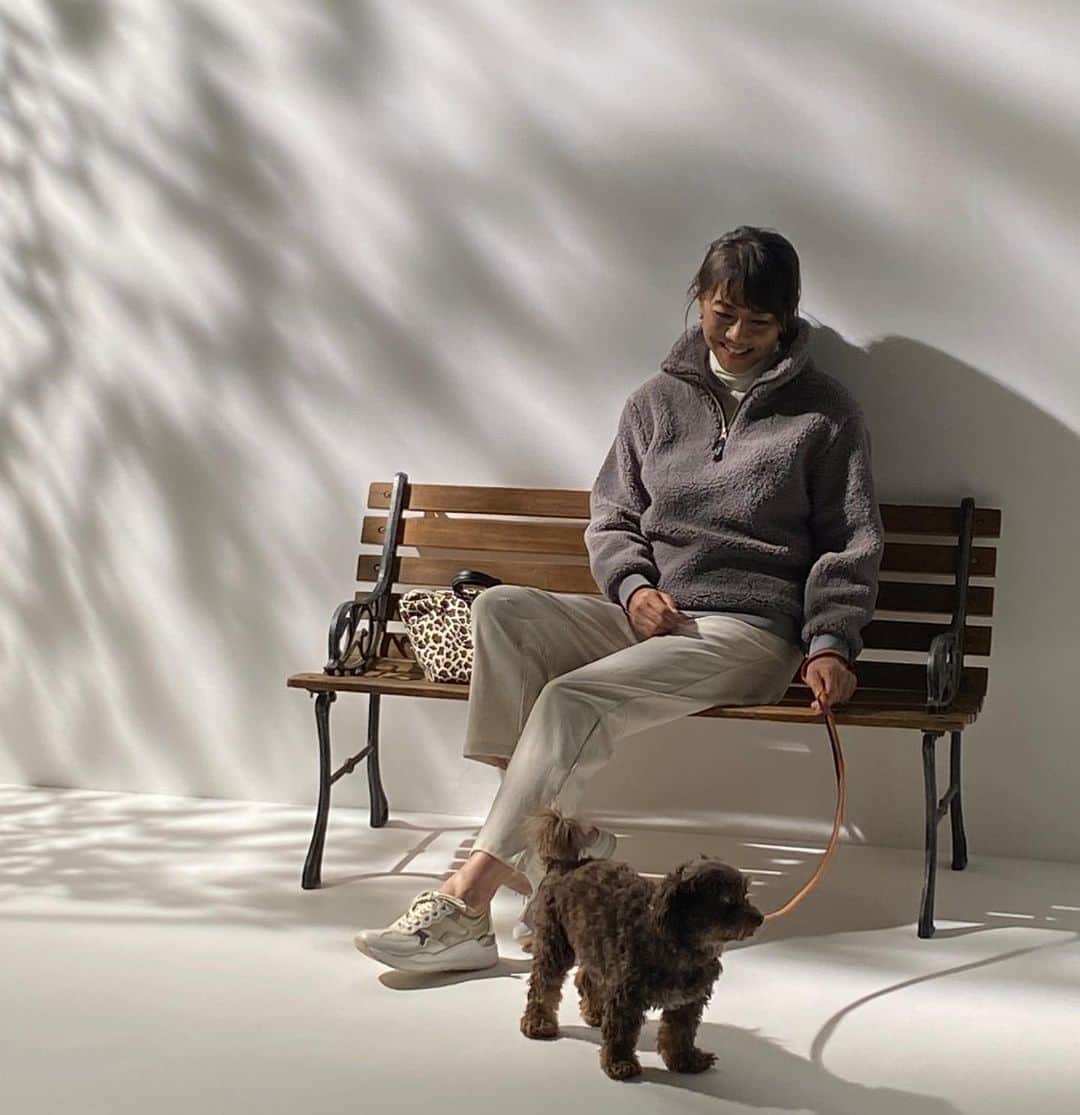 前田典子さんのインスタグラム写真 - (前田典子Instagram)「ぐっちゃんと一緒に🐶🐾 #撮影でした とってもおりこうさん🐶でしたよ😃 スタジオにも人にもすぐ慣れて みんなにも可愛がられ💕 吠えない、おそそもしない じっとして #モデル犬 できる👍 ママの側が好き💕🐶 ママが撮影しているときは じっと見守ってくれます  また、ぐっちゃんと記念になる撮影ができて嬉しいです💕😘 今回は9月から展開する @elura_official  の アクティブラインのビジュアル撮影でした🐕🏌️‍♀️🏃‍♀️🚲 お楽しみに😊  この日の ファッションは ロングシャツ、タンクトップ、ワイドデニムは　@elura_official   #カゴバッグ と#ベルト @celine  カゴバックはヘビロテ👍 #サンダル @chanelofficial」7月26日 9時22分 - maenorichang