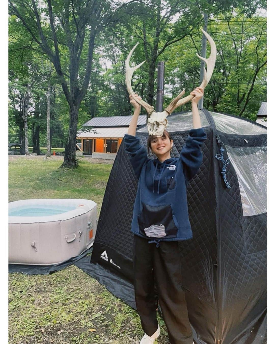 佐々木希さんのインスタグラム写真 - (佐々木希Instagram)「友達家族と北海道の旅🌲 まずはキャンプ🏕 空気が綺麗でとても気持ちよかったなぁ✨ みんなでご飯作って食べて、花火もして、やはりキャンプは楽しい！ キャンプ場にある鹿の骨さんの迫力が凄かった🥺大きい！  #北海道 #層雲峡オートキャンプ場」7月26日 10時40分 - nozomisasaki_official