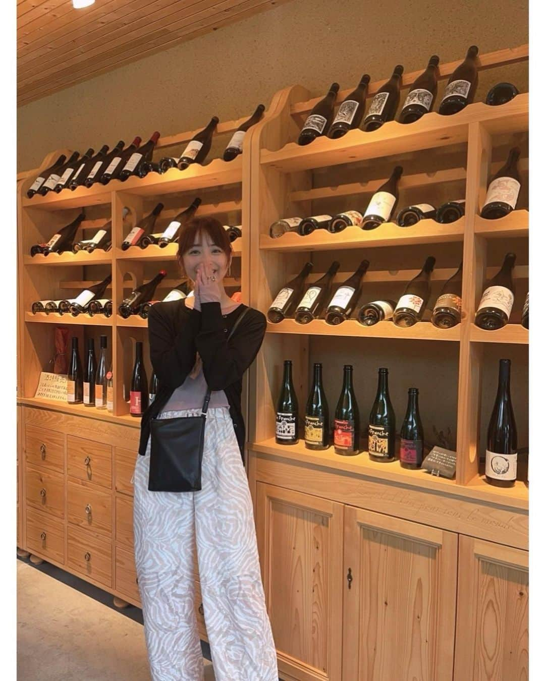 佐々木希さんのインスタグラム写真 - (佐々木希Instagram)「ずっと行きたかった 二番通り酒店 さんへ🍷 嬉しすぎます！✨ そして茶月斎さんが、一から水餃子作り教室をしてくださり、子供も大人もみんなで水餃子を作り、素晴らしい思い出になりました！ 子供同士も仲良くなり、良かった良かった🚗 二番通り酒店の美味しいワインと美味しい水餃子、そして優しくて素敵な方々との出会いに感謝です✨  #二番通り酒店 #茶月斎 #北海道 #ナチュラルワイン」7月26日 10時51分 - nozomisasaki_official