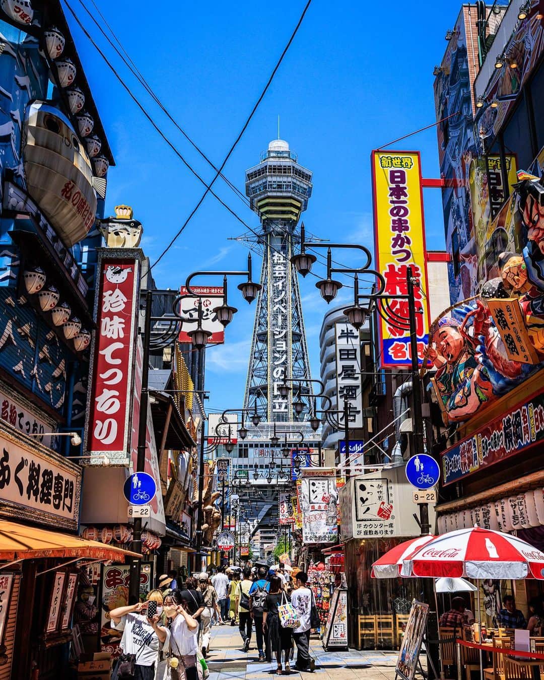 SHOCK EYEさんのインスタグラム写真 - (SHOCK EYEInstagram)「これぞ大阪！！✨ 通天閣とその下に広がる新世界。 カラフルな街並み、 なんとも言えないパワーを感じる場所だ。  しかもご飯が美味しい🍚 僕は串かつ食べたよ＾＾✨  #大阪 #通天閣 #新世界 #osaka #観光地 #串かつ #tsutenkaku #japantravel #japantrip #canon #canonR5 #beautifuldestinations #discoverjapan #discoverearth #voyaged #awesome_photographers #IamATraveler #wonderful_places #japanphoto #japanphotography #japan_of_insta #livingonearth #theglobewanderer」7月26日 13時27分 - shockeye_official