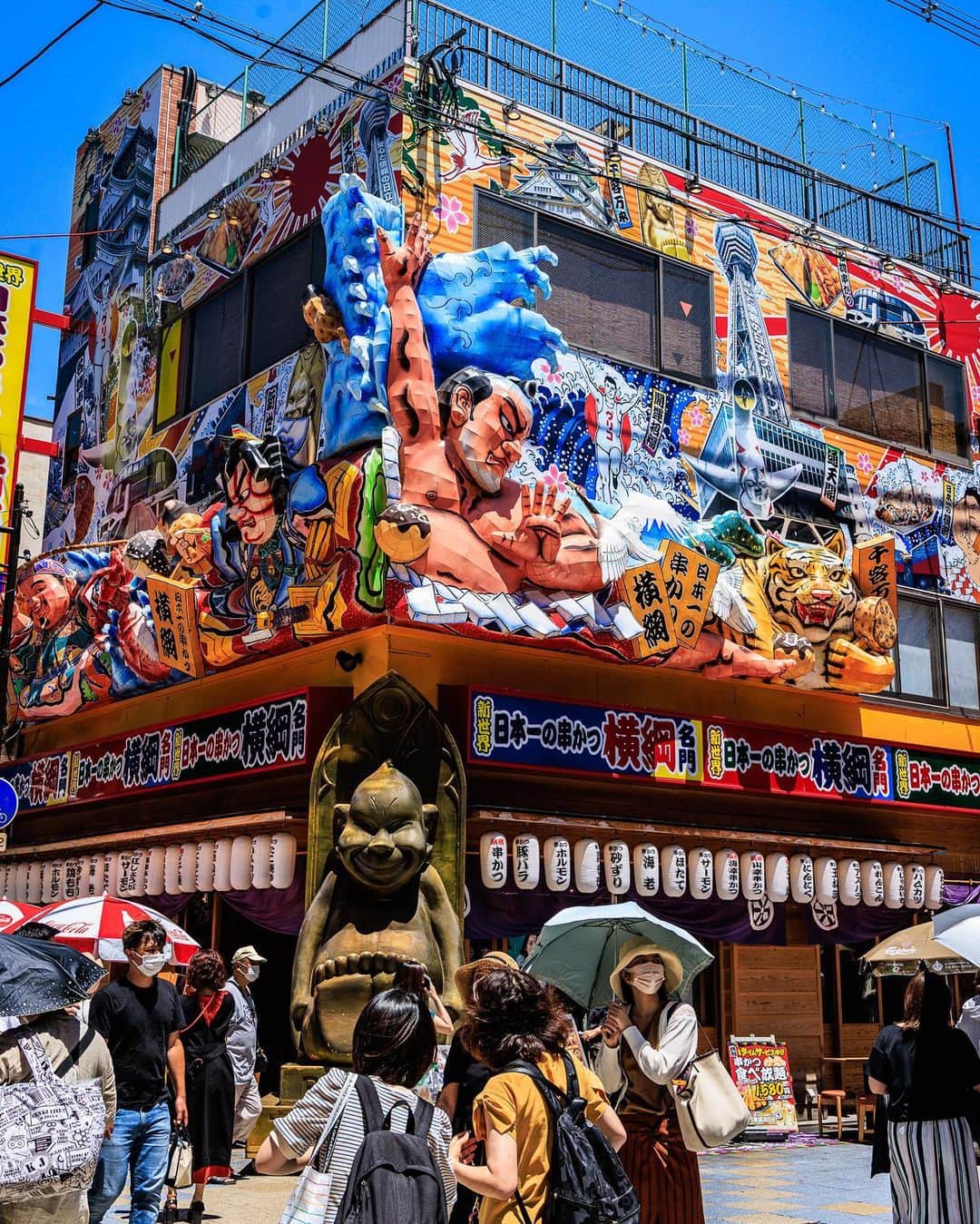 SHOCK EYEさんのインスタグラム写真 - (SHOCK EYEInstagram)「これぞ大阪！！✨ 通天閣とその下に広がる新世界。 カラフルな街並み、 なんとも言えないパワーを感じる場所だ。  しかもご飯が美味しい🍚 僕は串かつ食べたよ＾＾✨  #大阪 #通天閣 #新世界 #osaka #観光地 #串かつ #tsutenkaku #japantravel #japantrip #canon #canonR5 #beautifuldestinations #discoverjapan #discoverearth #voyaged #awesome_photographers #IamATraveler #wonderful_places #japanphoto #japanphotography #japan_of_insta #livingonearth #theglobewanderer」7月26日 13時27分 - shockeye_official