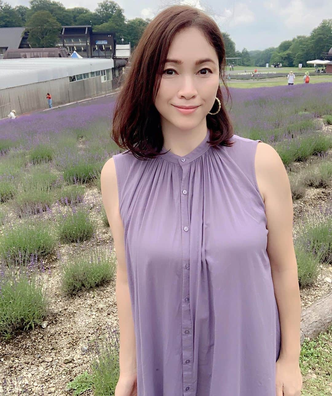 田中悦子さんのインスタグラム写真 - (田中悦子Instagram)「昨日は息子と遠いところまでドライブしました❣️  群馬県沼田市にある たんばらラベンダーパーク❣️  ラベンダーが見事で いい香りに癒されましたよ😘 パーク内も広々していて リフレッシュできました❣️  帰りは道の駅に寄って とうもろこし🌽やお野菜買いました❣️  夏休みだから子供連れがたくさんいました😊  うちはいつのまにか子供達が成人しちゃってね〜😂😂🤣笑  #ドライブ #群馬県 #沼田 #たんばらラベンダーパーク #アラフィフ #アラフィフ女子 #アラフィフ女子コーデ #ラベンダー色のワンピース」7月26日 14時30分 - etsuko.reborn25